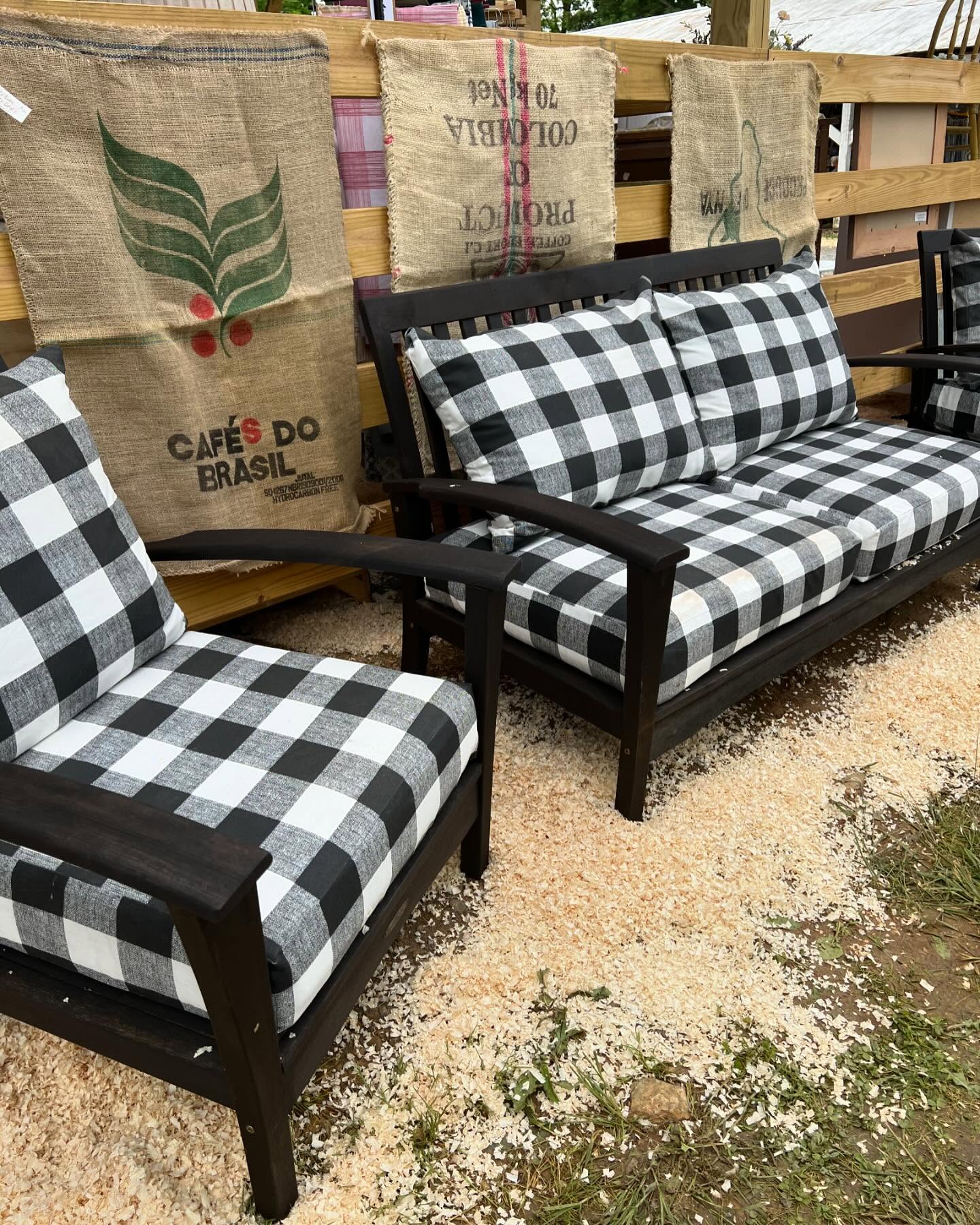 It’s a great day outdoors at the Lucketts Spring Market in Berryville VA! We’ve got some unique outdoor finds to complete your garden. Swing by and check it out!
#luckettsspringmarket #gardeninspiration