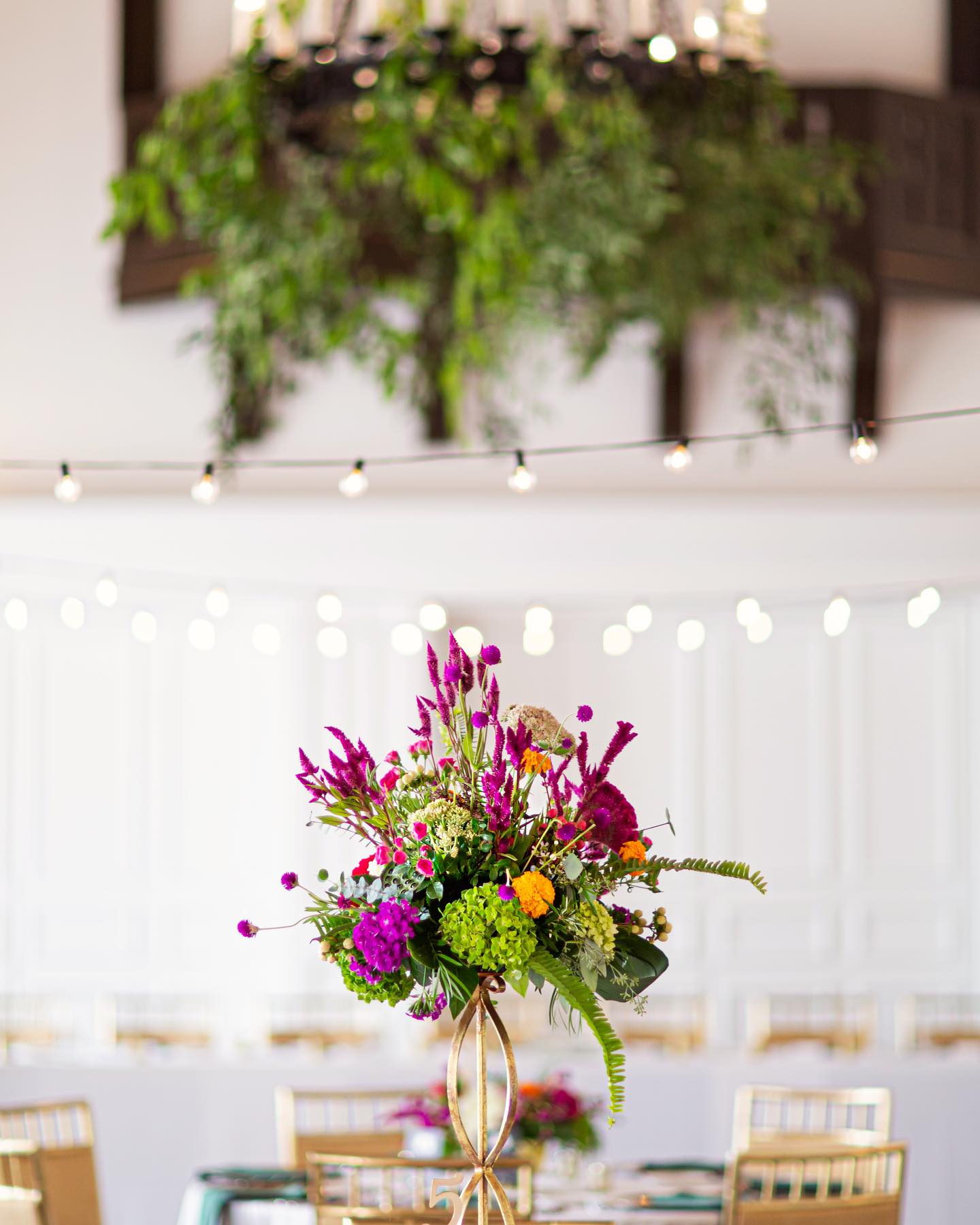 When floral looks like art it makes my heart happy. Spring and Anthony’s Wedding Team: Wedding Planner: @weddingelegance Photographer: @rootweddingsfl Florist: @craigsoledesigns Venue: @oakwoodcc_kc Band: @twiceonsundayband Cake: @clevercakeskc Transportation: @pechlimo Dress: @miasbridal Menswear: @toddsclothiers Hair & Makeup: @gracefulbeautykc