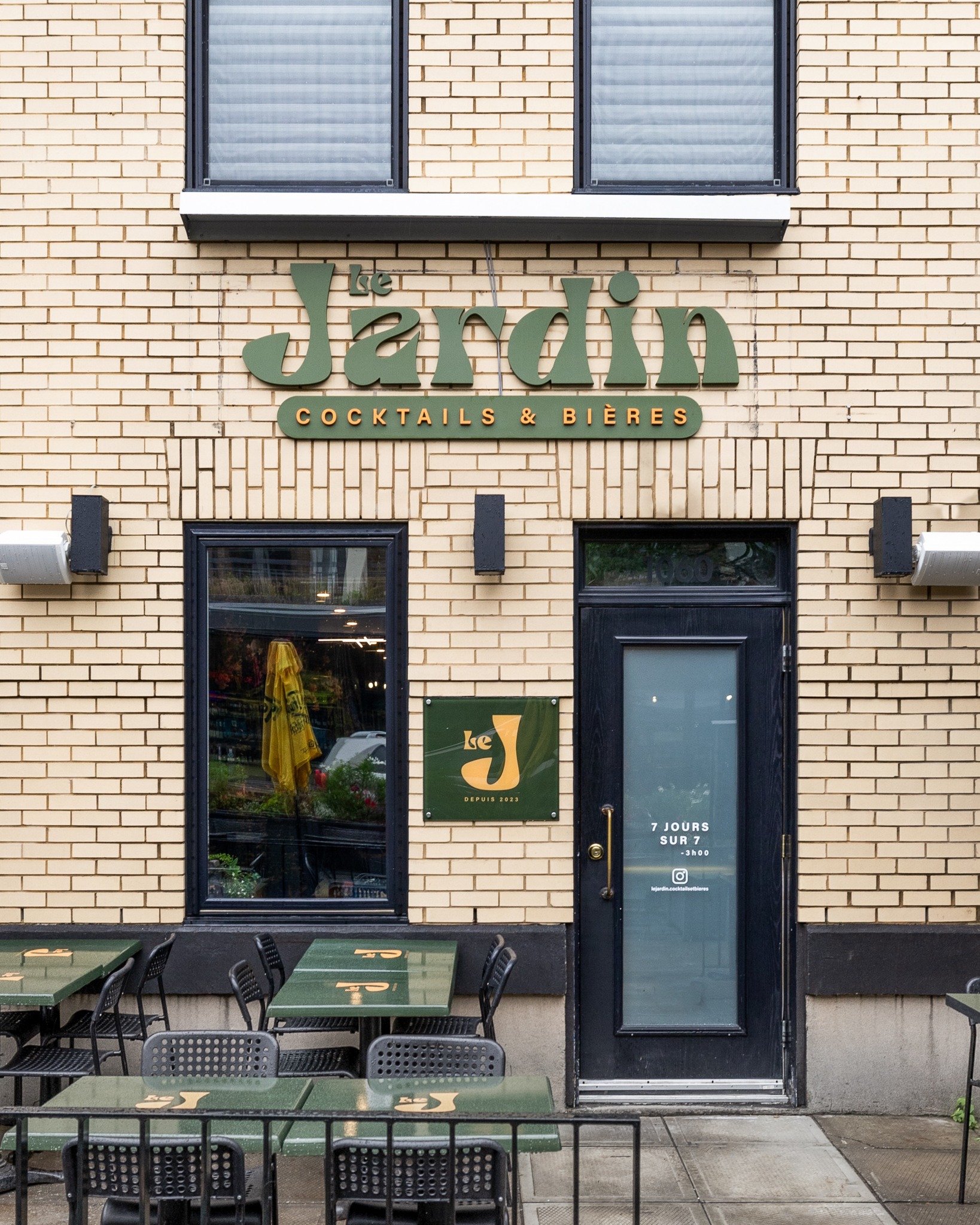 Un bar qui porte bien son nom.🌿🌺
@lejardin.cocktailsetbieres
Travaux par @manero_construction