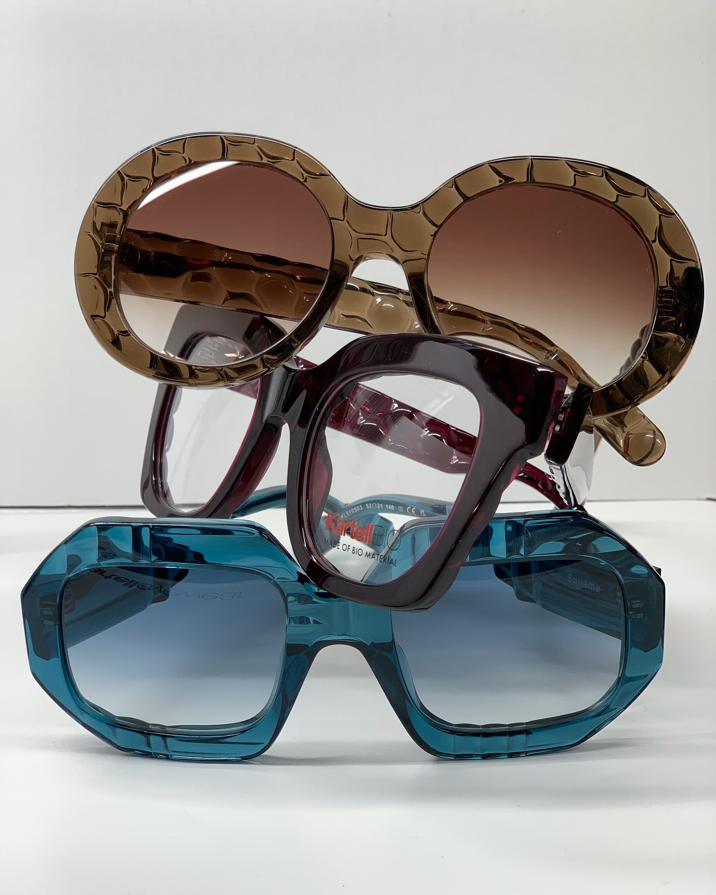 La linea di occhiali Kartell è
un’estensione dell’iconico marchio
italiano noto per il suo design innovativo e l’uso di materiali di alta qualità.
Kartell, famoso nel mondo dell’arredamento per i suoi prodotti in plastica di design, ha portato la stessa filosofia nella creazione degli occhiali.