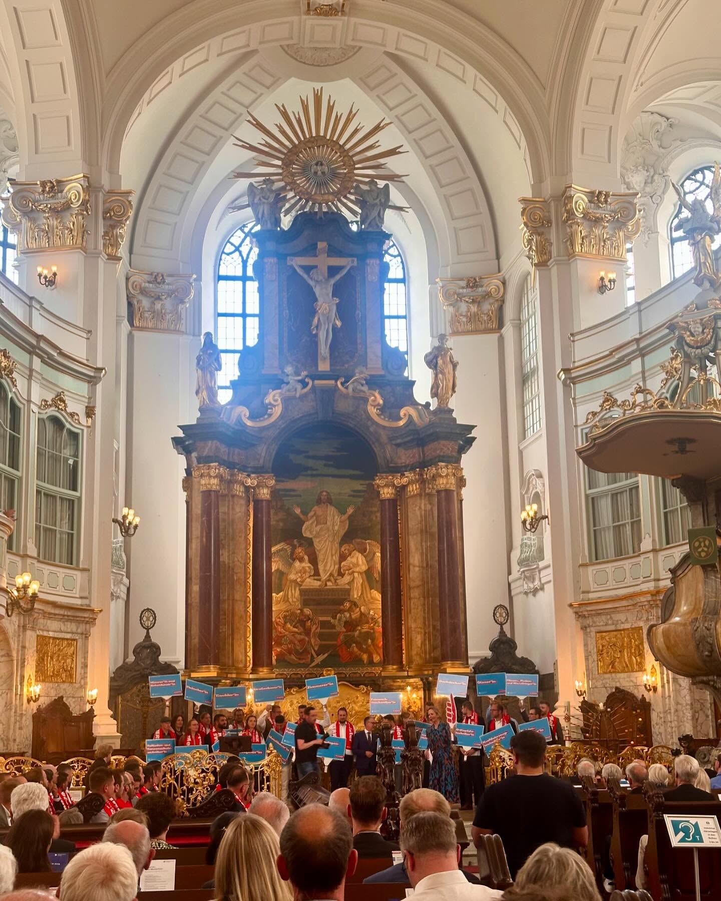 Gestern Abend feierten 473 frischgebackene Meisterinnen und Meister aus 24 Gewerken im Michel zusammen mit ihren Familien, Freunden und Betrieben ihren erfolgreichen Abschluss einer intensiven Arbeits- und Prüfungszeit. Sowohl Hauptpastor Alexander Röder als auch @hwkhamburg Präsident Hjalmar Stemmann sowie der Erste Bürgermeister Peter Tschentscher gratulierten herzlich und betonten, welch große Bedeutung das Handwerk für unsere Stadt hat – ganz besonders auch jetzt bei der Umsetzung der Klimawende. Hjalmar Stemmann wies auch noch einen weiteren wichtigen Aspekt hin: Frauen sind im Handwerk weiterhin unterrepräsentiert. Von den 473 Absolvent:innen waren in diesem Jahrgang nur 65 Frauen. Und so richtete er seinen Appell an alle Anwesenden: Begeistern Sie Mädchen für Handwerksberufe und motivieren Sie junge Frauen dazu Verantwortung zu übernehmen und ihren Meister zu machen! Ganz persönlich hat mich auch die Übergabe der Goldenen Meisterbriefe gefreut, denn hier wurde unter anderem Otto Meinert aus Blankenese für nunmehr 50 Jahre als Fleischerei-Meister geehrt. Nicht nur im Laden vor Ort (@fleischereimeinert), sondern auch für die Innung hat er unglaublich viel geleistet. Herzlichen Glückwunsch!