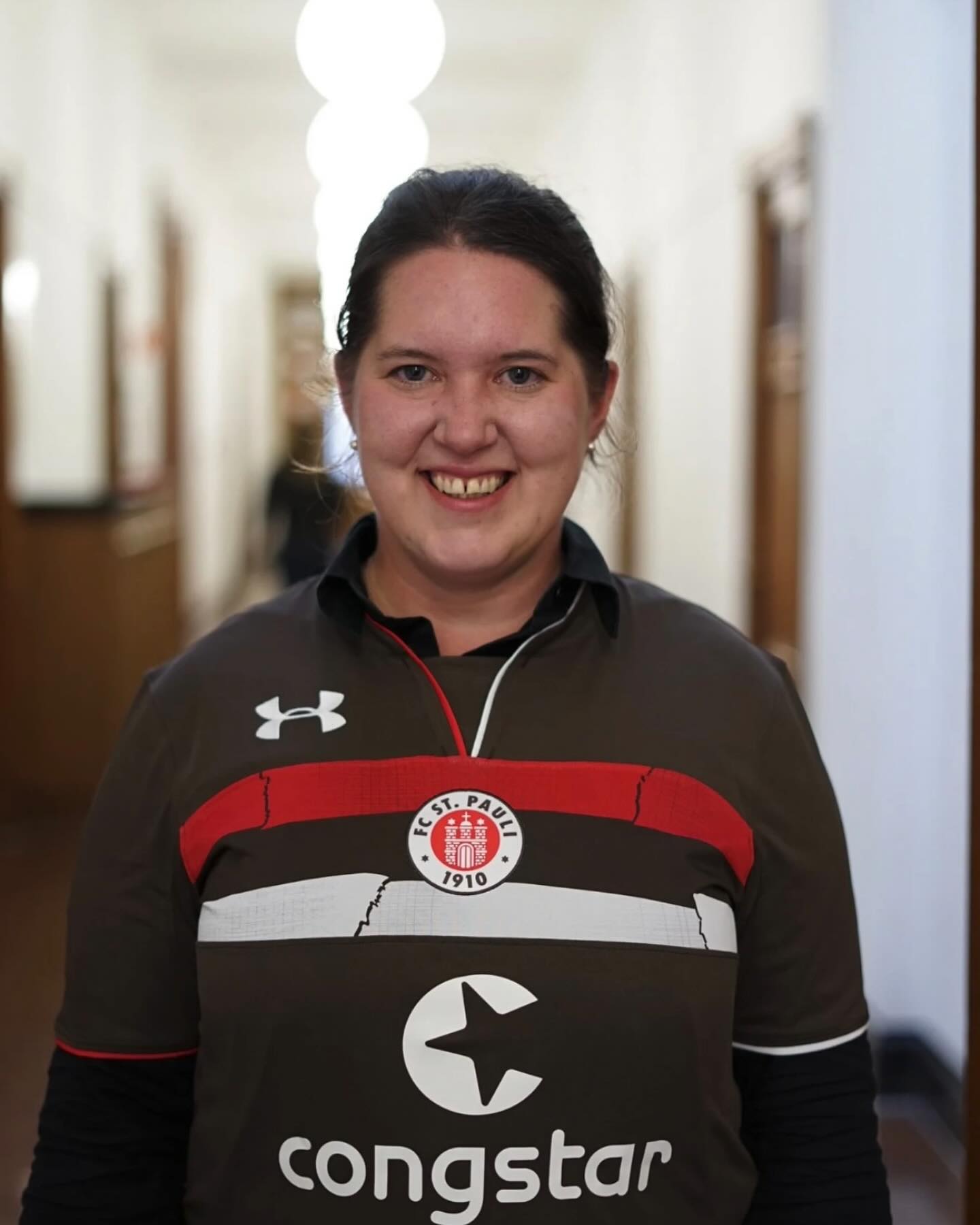 Mit knapp 800 Sportvereinen ist unsere Vereinskultur so bunt wie Hamburgs Stadtgesellschaft. Ein Grund zum Feiern 🎉, besonders am heutigen bundesweiten Trikot-Tag – ausgerufen vom Deutschen Olympischen Sportbund. Sport steht für gesellschaftlichen Zusammenhalt, verbindet Menschen, Kulturen und Stadtteile. Wir fördern aus Überzeugung die sportliche Infrastruktur in all ihren Facetten: Ab 2025 steht für Investitionen in den Hamburger Vereinssports erstmals eine Million Euro pro Jahr zur Verfügung.