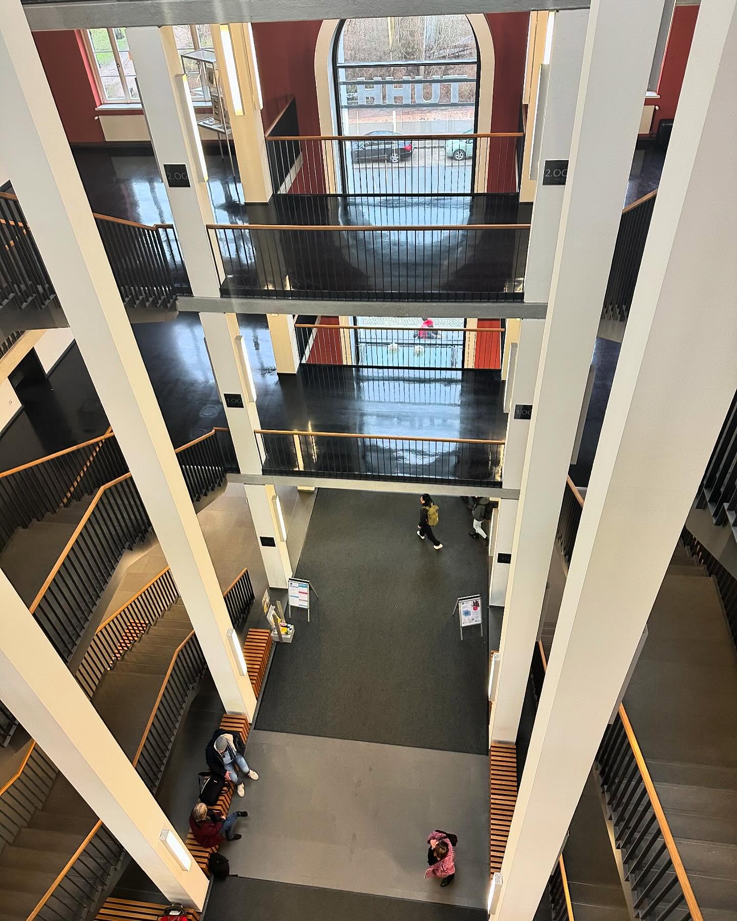 Mit Rückenwind in die zweite Wachstumsphase - Die Technische Universität Hamburg (TUHH) knüpft an die erfolgreiche erste Entwicklungsphase an und stellt sich den Herausforderungen der Bekämpfung des Klimawandels. Hierfür gab es heute seitens des Hamburger Senats ein klares Unterstützungssignal. Ich freue mich, dass der Senat heute ein Konzept versabschiedet hat, das zusätzliche Mittel von aufwachsend bis zu 10 Mio. Euro pro Jahr für die TUHH vorsieht. Damit kann die Universität unter dem Motto „Engineering to Face Climate Change“ weiter wachsen und fünf strategische Ziele für eine nachhaltige Zukunft in Forschung, Lehre und Transfer in den Fokus nehmen. Das nützt uns allen – ob in Hamburg, Deutschland oder weltweit - , denn mit den Geldern werden konkrete technische Innovationen entwickelt, um den Klimawandel zu bekämpfen!