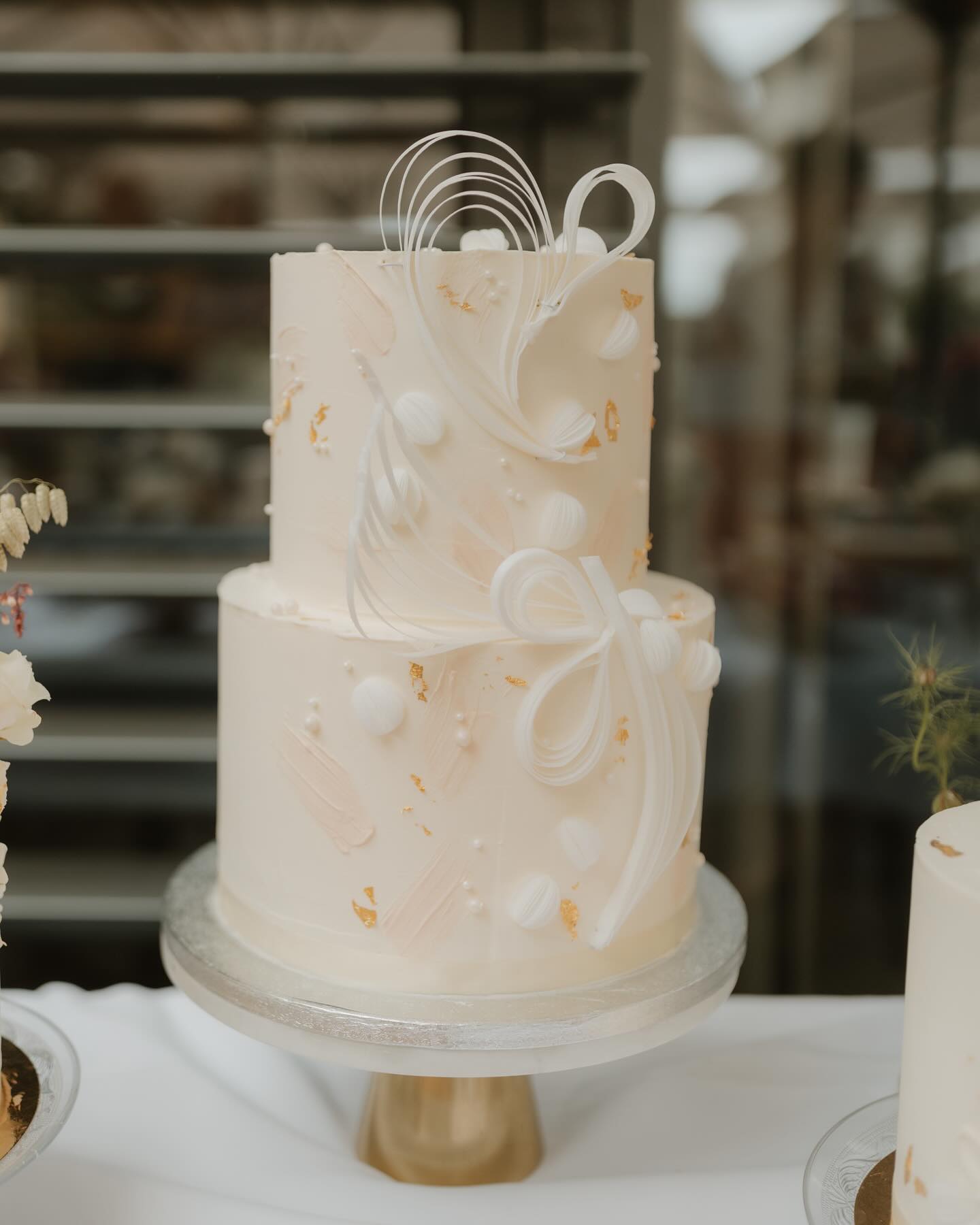 Der Urlaub ist zu Ende und nun ist seit unserer Hochzeit auch schon wieder 1 Jahr vergangen.
Die Zeit verfliegt so schnell! Wie geht es euch damit, oder kommt es nur mir so vor? :)
Swiped mal, wenn ihr mich im Brautkleid sehen wollt. 😅👰🏽♀️💍💒
#braut2025 #heirateninfranken #weddingcake #cakeart #patisserie #konditorei #juliasitter_patisserie
@alexandramaria_fotografie
@henrii_bamberg
@ohyes_bridal
@schummkatharina
@friseur_feinschnitt