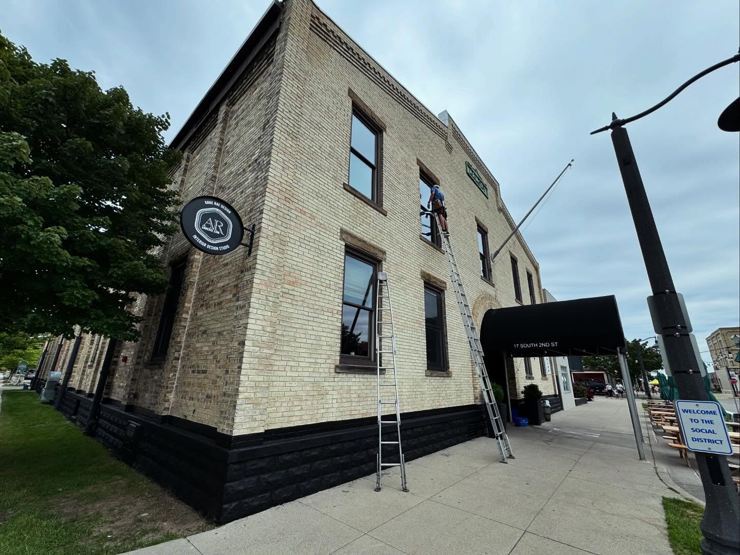 Summers are for clean windows and kicking back with a cold one 😎
@grandarmorybrew has both!
Cheers!!🍻
#windowcleaning #grandarmorybrewing #cleanwindows #summer #grandhaven #michigan