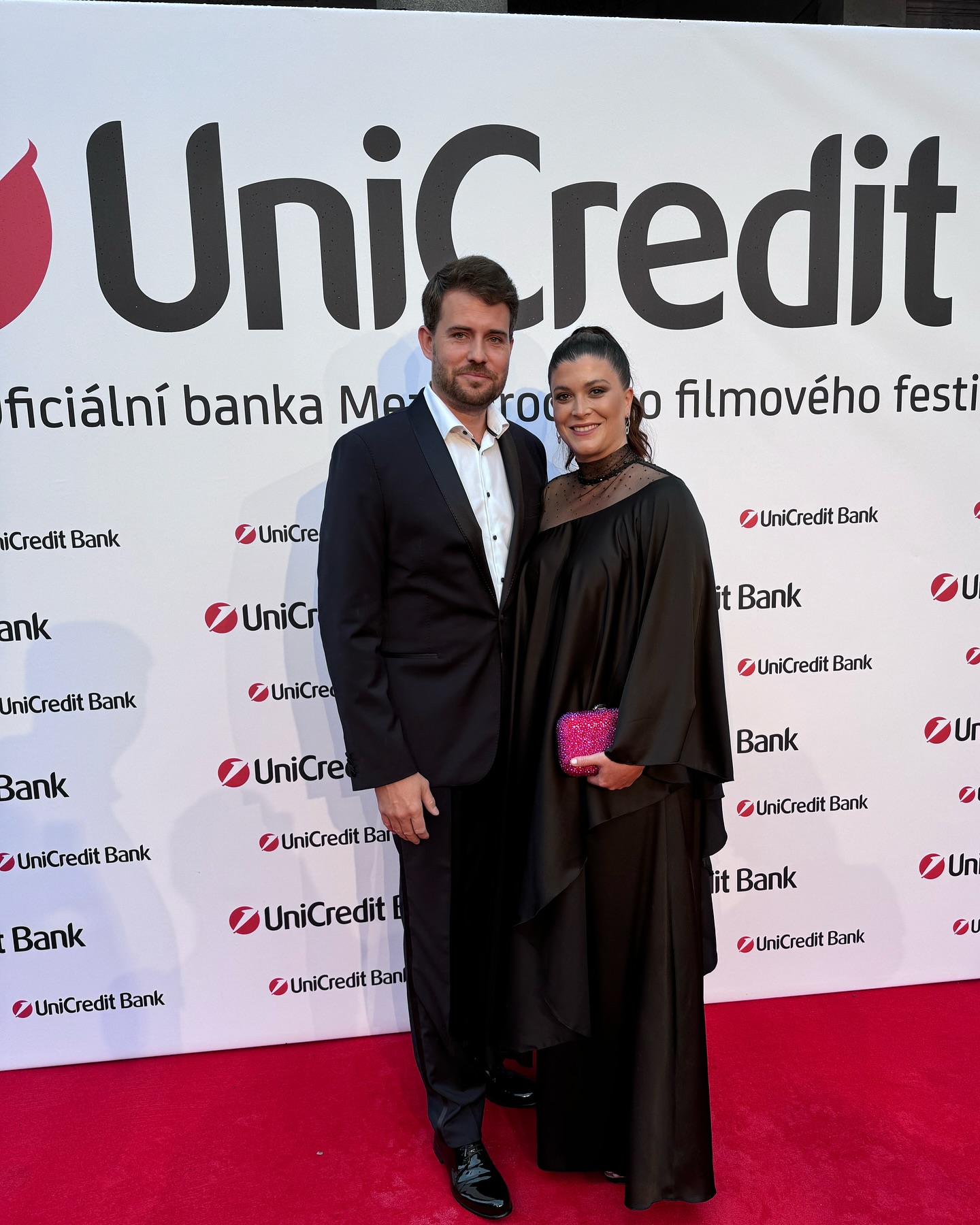 Trošku z jiného soudku než jsou mé běžné dny 😉#kviff a příprava na #unicreditparty . Musím ocenit luxusní servis @thedressprague , dámy se postaraly úplně o vše od šatů, psaníčka až po vizáž. Vše klaplo na první dobrou a s výsledkem jsem byla maximálně spokojená. Šaty navrhla @zuzanalesakcerna_designer a byly dokonalé, přesně takové, jaké jsem potřebovala. Příště bych ráda navštívila její přehlídku, protože tvoří fakt krásnou módu. Nejkrásnější #makeup od @panasonica Mrkněte, trošku jako sestra Mahuleny Bočanové jsem si připadala 😍 viz. druhá fotka, posuďte sami 😉 Děkujeme #unicreditbank za pozvánku na #redcarpet ⭐️. Den předem jsme navštívili ještě #bigboardparty , kde hlavní hvězdou večera byl @bryanadams takže famózní zážitek. Všechny tyhle zážitky mohly proběhnout díky mamce, která hlídala naše holky. Společně jsme si užili #karlovyvary a příště i s filmem 🎬.