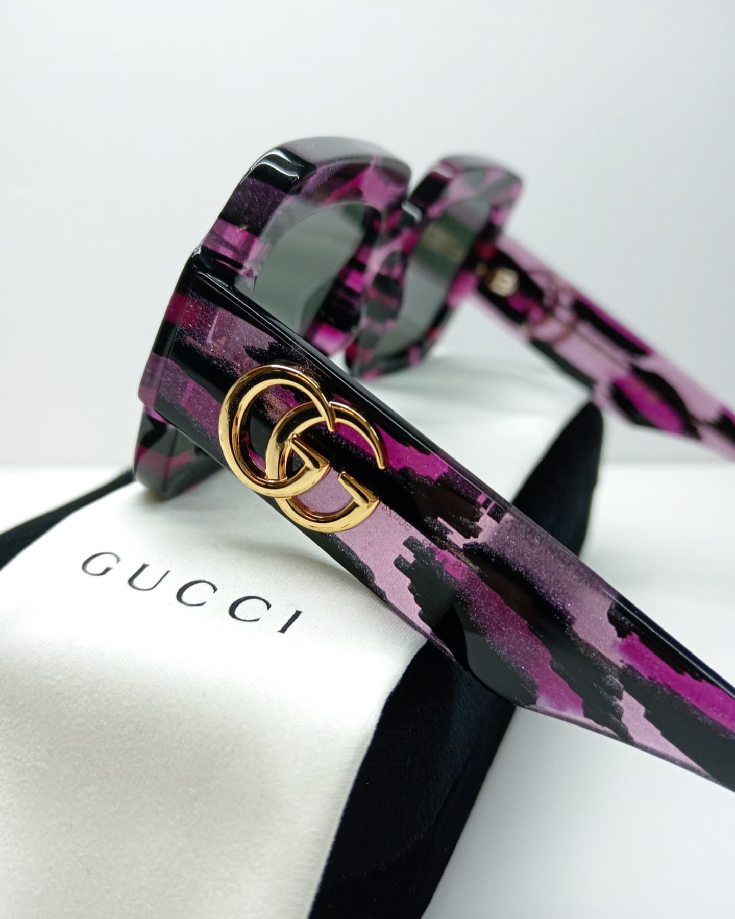 Scopri l’eleganza audace degli occhiali Gucci, con design innovativi e dettagli iconici. Scegli il tuo stile tra le opzioni colorate e cattura l’attenzione ovunque tu vada. Elevate il vostro look con la classe senza tempo di Gucci. 🖤🐆🕶️