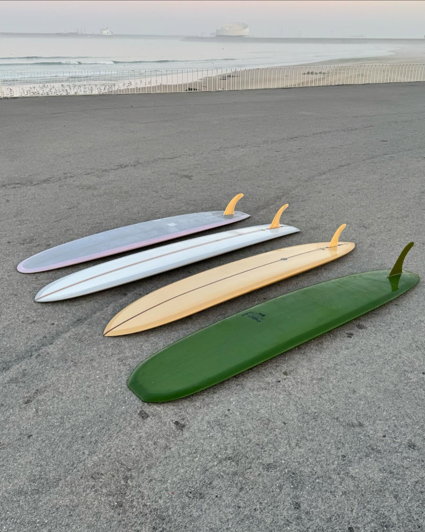 Sunday Drivers. Dawn patrol at our home break with friends… what could be better on the day of rest? A rare thing these days no thanks to the harbor pier extension, but the summer swell got past the new wall just enough to give a few ankle- to knee-high peelers on Castelo’s sand bars! Logular conditions so we tried out the bigger bamboo fins on assorted rides and friends’ sleds … the crew got these out :9’9 grey Speed Demon / 9’6 Caramel Eagle / 9’5 Green Blunt nose! The Club(e) barista @samor_saluseiv is back with goodies from Les Landes and showing great form through the lens of @joseph_garage_photography ! There’s no place like home.
#oportosurfboardclub #surfingwithfriendsisbetter #surfingwithfriends #surfing #dawnpatrol #surfporto #longboard #singlefin #joshhallsurfboards #ospreysurfboards #danielslongboards #surfboardfins #bamboofins #101fins #finjak #finjaktoolfree #finjakeu #finjakuk #surfclub #surfboardclub