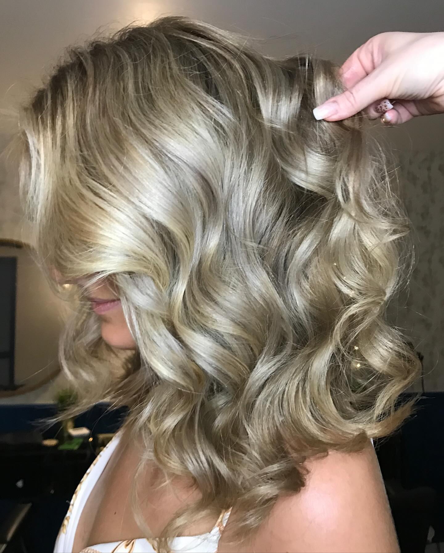 Beautiful work by Eniko. Sandy blond baby lights 😍
For colour appointment book a consultation: salon@haircolourstudio.co.uk
At Hair colour Studio we pride ourselves on creating multi tonal Luxe colour - colour that is natural looking and alive. The team uses an array of techniques and brands including Wella, Olaplex, Lisap, Schwarzkopf amongst others to create total bespoke results in a friendly atmosphere surrounded by a boutique 'Art-Deco Miami' inspired design.
We love to enhance natural looks whether with colour or a tailor-made hair cut, looking at one's individual style, skin tone and bone structure, for sexy yet sophisticated hair.
To make an appointment email to salon@haircolourstudio.co.uk
#hairsalon #hairsalonlondon #hairsalonkingscross #hairsalonuk #hairsalonowner #salon #salonlife #haircolourstudiokingscross #islington #kingscross #kingsx #londonlifestyle #salonlondon #hairsalonlondon #kingscrossstation #kingscrossstpancras
.
.
#babylights #babylightsandbalayage #sandyblondehair #naturallookinghair #ashblondehair #naturallookinghaircolour #hairgoals🔥 #babylightshair #epreslondonsalon #epresuk