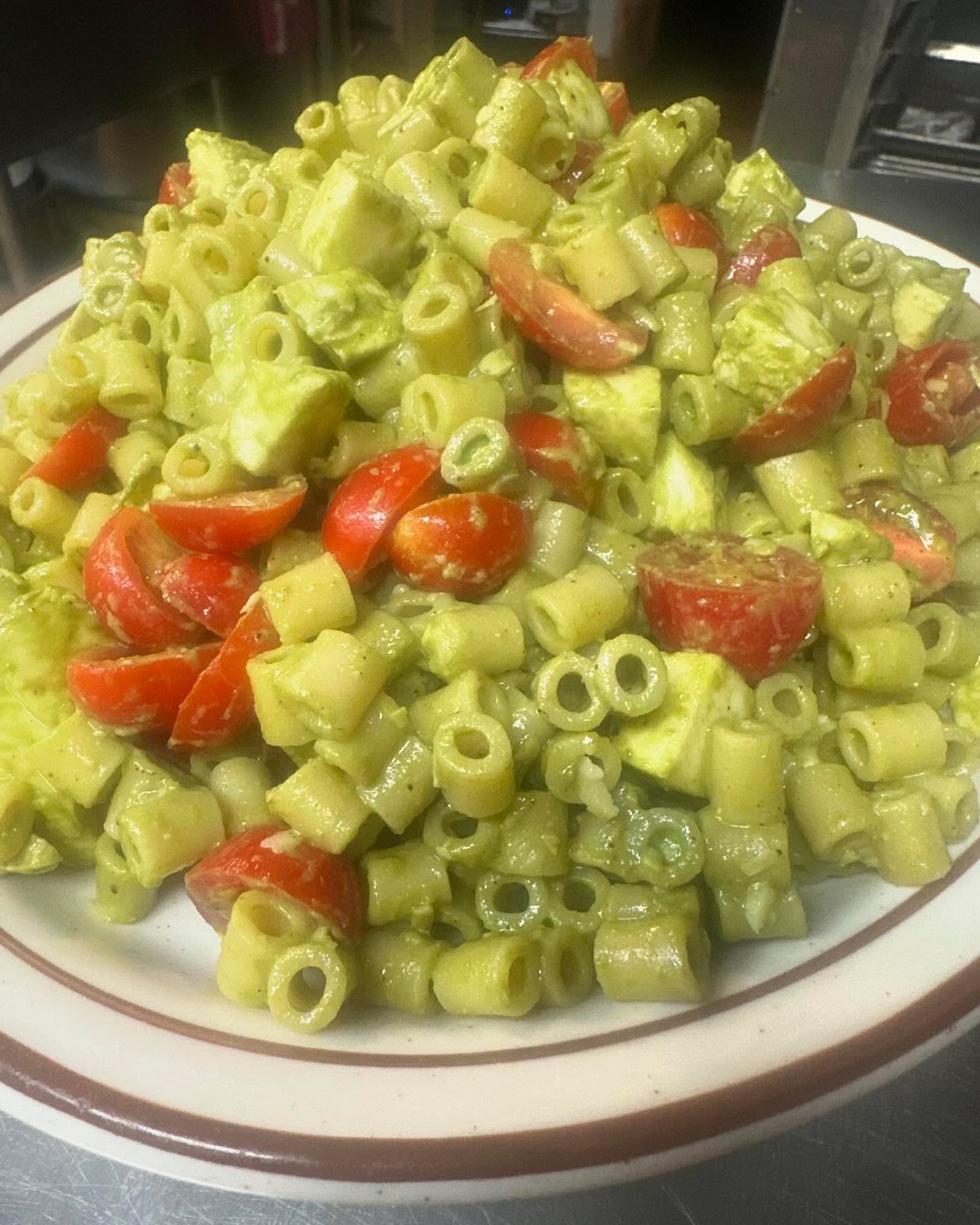 Little special right now: a Ditalini pasta with mozzarella, cherry tomatoes, basil pesto and parmigiana regiano. Get it cold from the case or hot, add chicken or not! Delicious any way
#special #italia #cafe #oakland