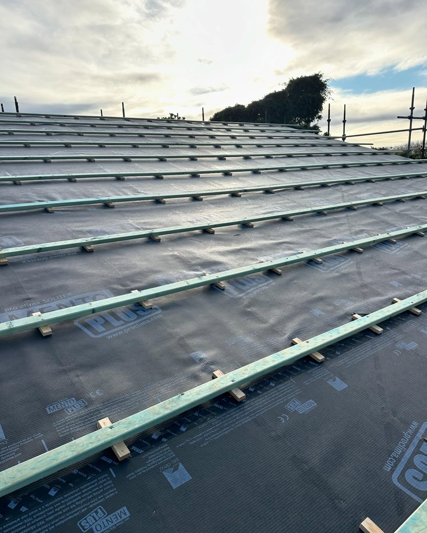 Here’s some building science the “project home” cookie cutter builders won’t include in a building scope of works. Creating a ventilated cavity between the roof sheets and building envelope to deal with condensation. The sun heats up the roof cladding and this heat is transferred to the air in the cavity below. The warmer, and therefore more buoyant air moves up the inclined air gap creating solar powered ventilation.
#sustainablebuilding
