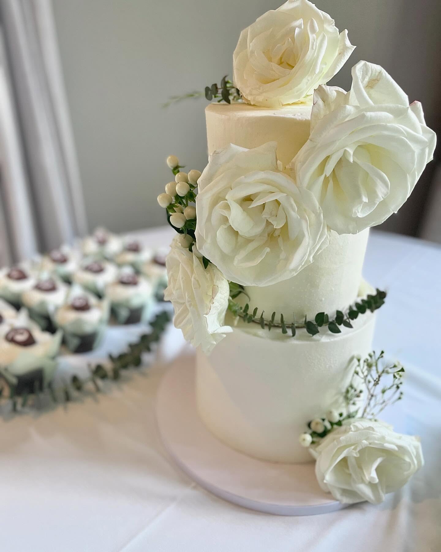 Congratulations to Mr. & Mrs. Davis on their marriage! The couple chose a Samoa Cake as their two tiered wedding cake: coconut, chocolate chip cake, caramel-coconut filling, and coconut American buttercream. As an additional dessert, they chose Swiss Cake Roll cupcakes: chocolate cake, marshmallow core, and Italian meringue buttercream. What a joy it was to get creative with flavors and be a part of their special day 🩵 I would love to assist with your dessert/baking needs. Please feel free to send all inquires to bakededges@gmail.com!