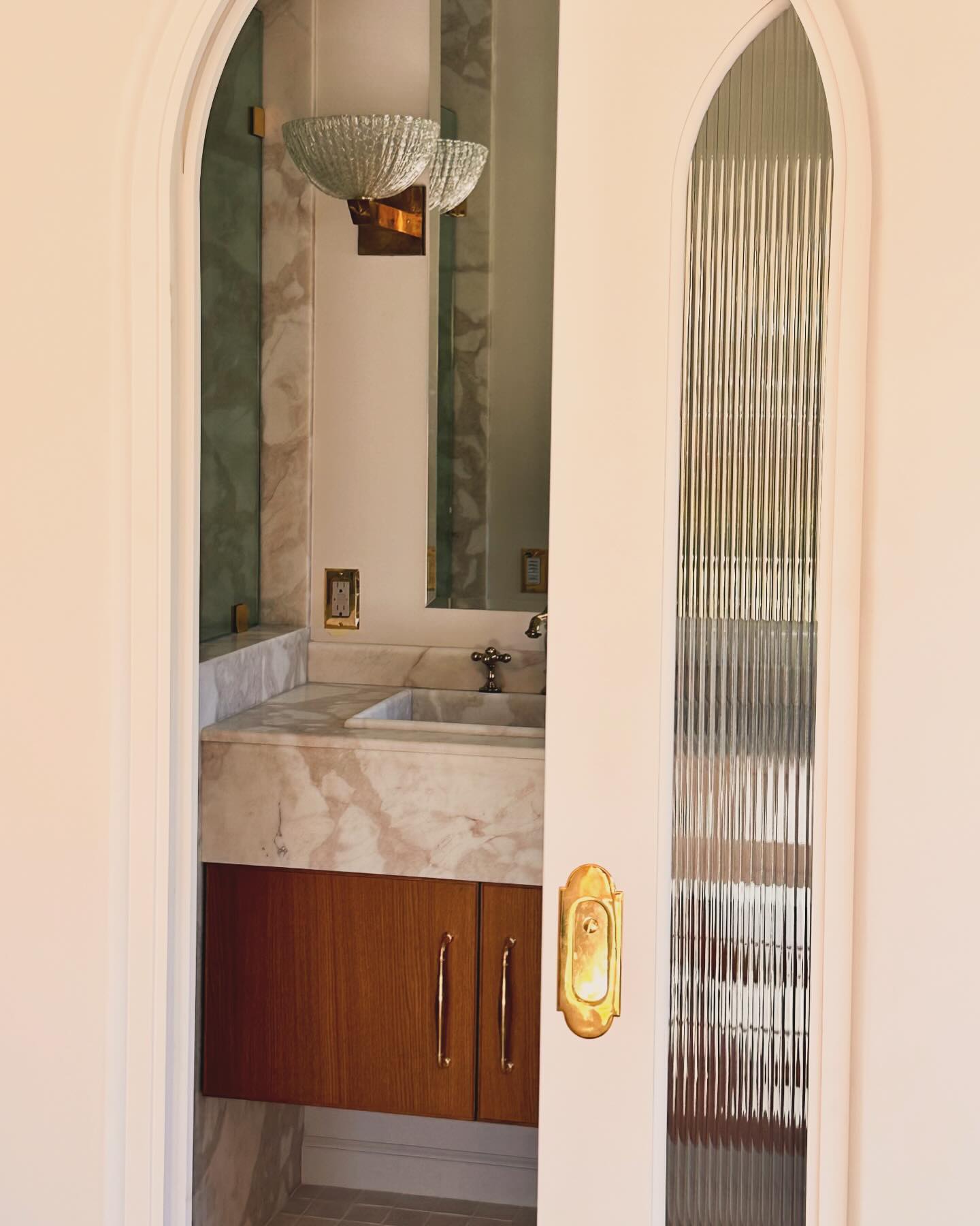 A view into the cabana bath for our Solana Beach project.
X, Tiffany #nightpalm #bts
#design #interiors #fluted #creme #murano