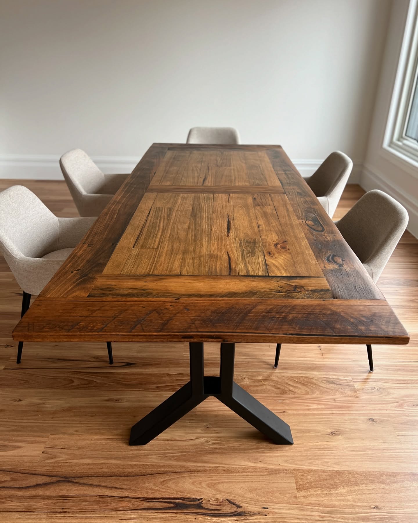 #melbourne #recycledtimberfurniture #hardwood #table #handmadefurniture #madetoorderfurniture #dinningtable #timberfeelingfurniture #campbellfield