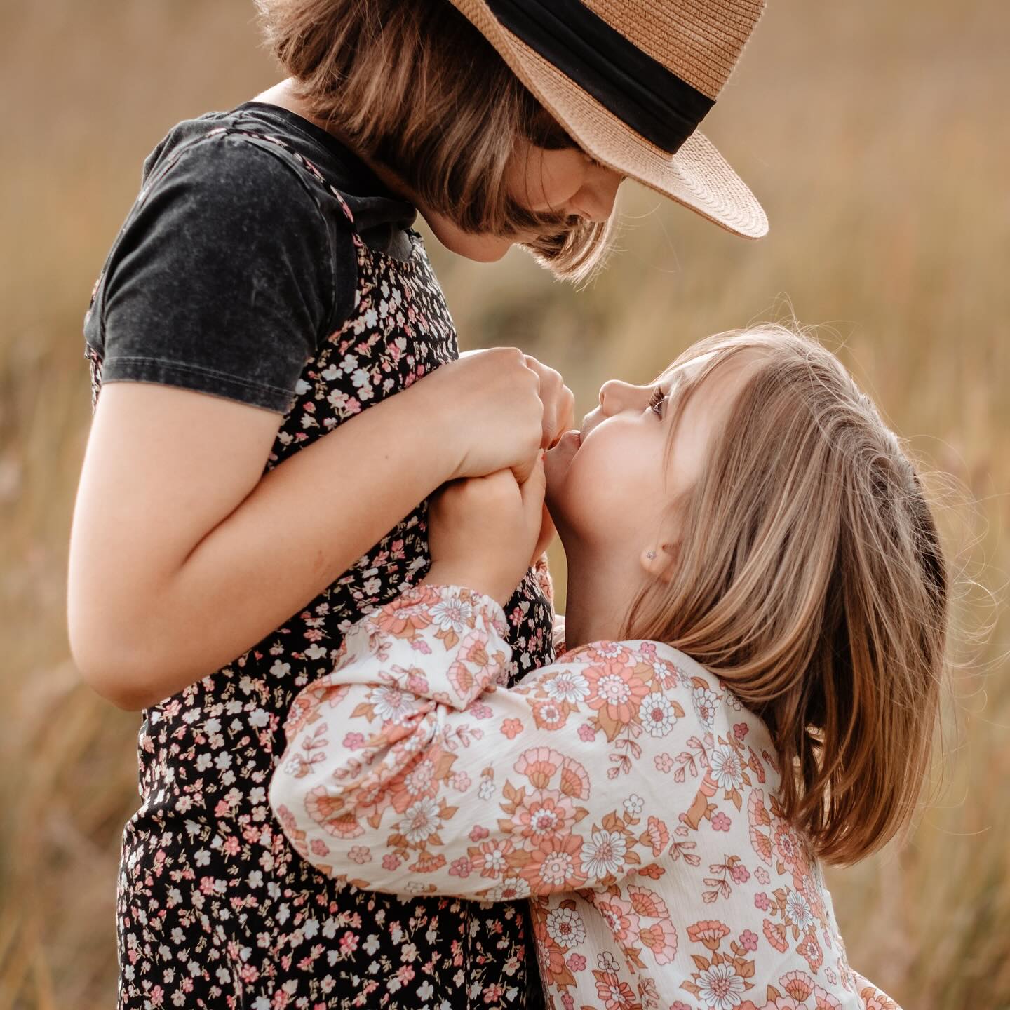 Wisst ihr, was das wichtigste bei einem Fotoshooting mit der Familie sein sollte?
Spaß! Und davon bitte ganz viel. Lachen, toben, springen, kuscheln - alles worauf ihr gerade Lust habt.
Euer ganz persönliches Abenteuer, bei dem wir Erinnerung für die Ewigkeit festhalten. 🧡
#familienfotografie #geschwistershooting #bönen
#familienshooting #familyphotographer
#familienfotografin #familienzeit #familienbilder #familyShooting #outdoorshooting #outdoorfotografie #familienbilderindernatur #unna