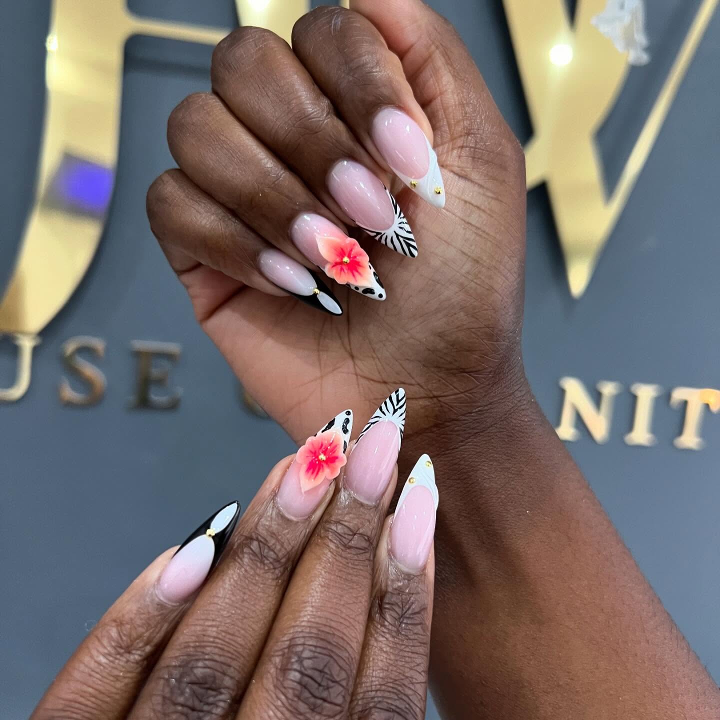 For her trip to Zanzibar 🌺🦓🌼🐆
(Recreated look from clients inspo)
• Please contact us if you’d like a mixed set design so we can allocate you to the correct timing & technician