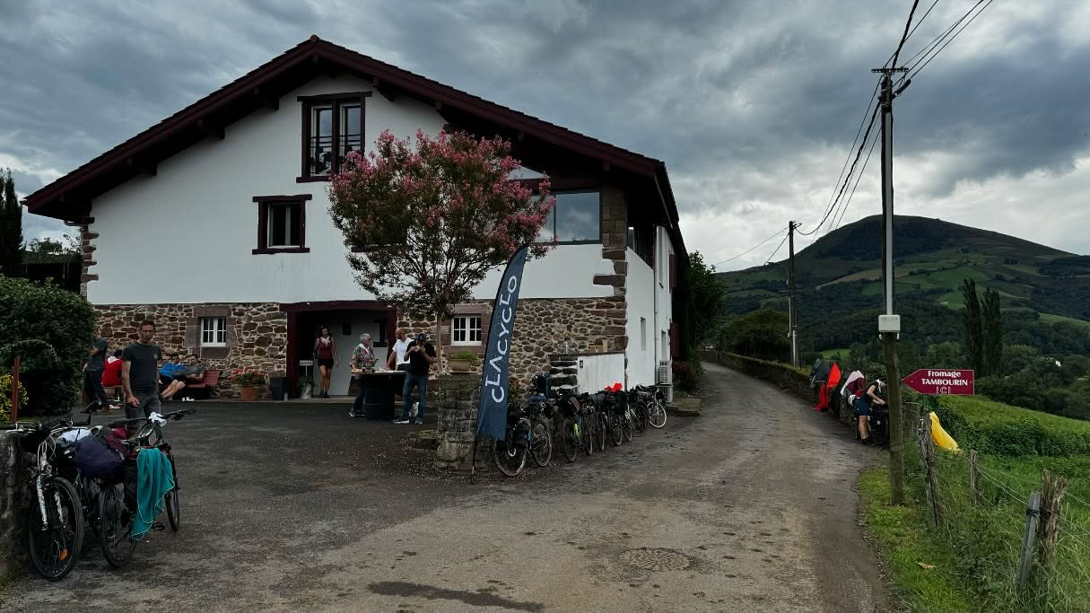 Dernière après midi de l’aventure ! Déjà 🥲
On s’est arrêtés ce midi à @fromage_tambourin_enautenea pour le 2e checkpoint 🤩
Un grand merci à toute la famille Tambourin, qui nous a accueilli de la plus belle des manières ! Pleine de générosité, de bienveillance, de gentillesse, et de joie. C’était un super moment de partage. Et merci à Michel pour la visite de la ferme, c’était très interessant !
Milesker taloengatik eta ongi etorri hain goxoa emanik !