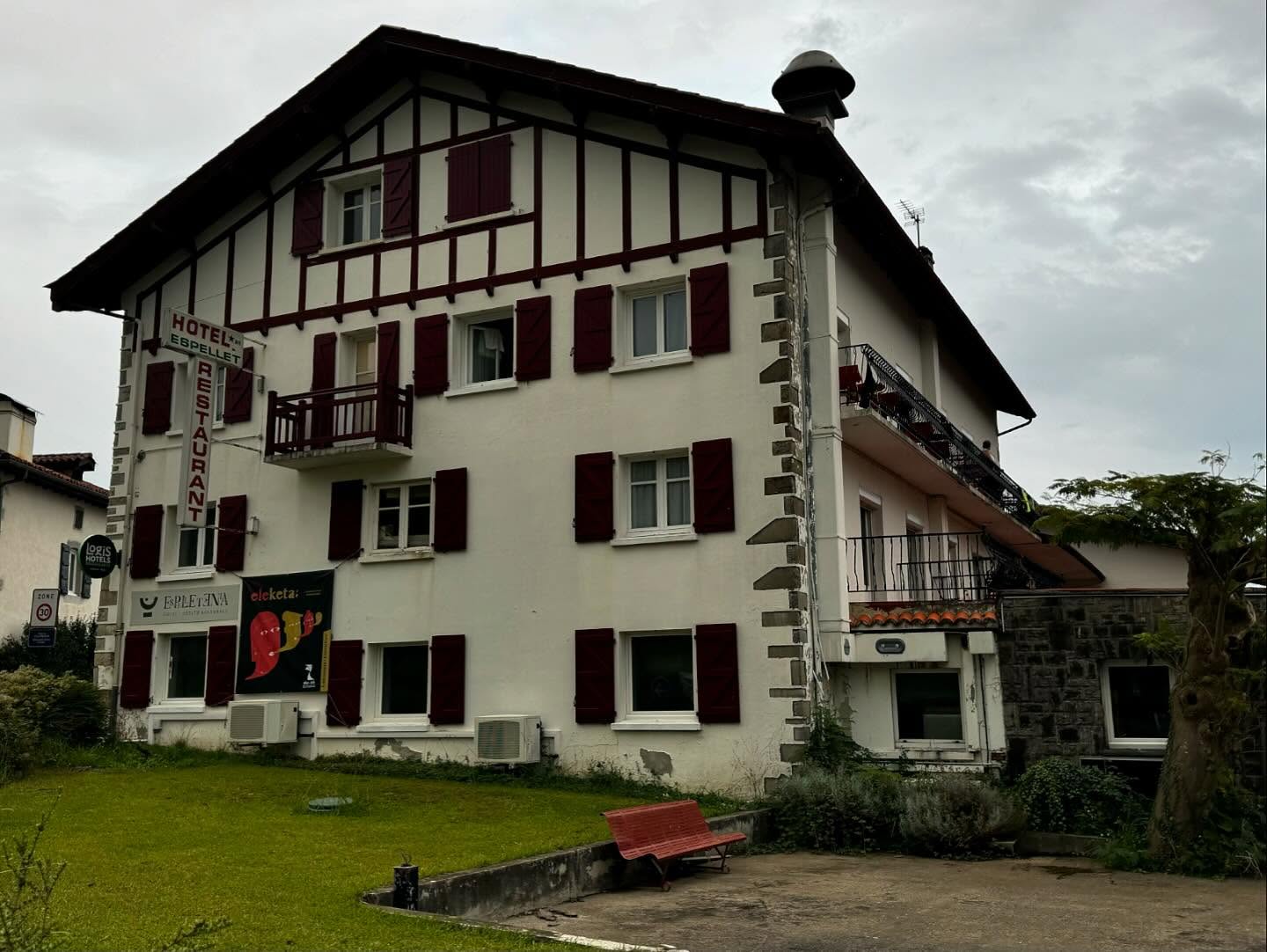 Nous remercions tous les partenaires et prestataires qui ont fait partie de l’aventure de la Clacyclo Basque.
De très belles rencontres humaines avec des personnes passionnées qui ont eu à cœur de partager leur produits avec nous !
Un grand merci à :
@txirrindola pour l’accueil exceptionnel pour notre apéro veille de départ. Une gentillesse, une générosité, un lieu hyper chaleureux qui porte de belles valeurs comme on aime !
@arkasare qui nous a régalé avec un premier repas au fronton de Sare ! Produit excellent et tous les collaborateurs très sympathiques !
@fromage_tambourin_enautenea qui nous a ouvert leur ferme et accueilli pour notre 2e déjeuner. Un accueil de toute la famille, tout en générosité et gentillesse ! :)
@espelletenia pour le superbe accueil le denier soir ! Un lieu magnifique tenu par des propriétaires adorables !
@visitbayonne @bayonnemaville qui nous a permis de faire un très beau départ au pied des remparts
#villedesare pour nous avoir accueilli le premier midi
#villedemauleon pour l’arrivée finale !
@velotino_bordeaux qui a transporté les vélos des participants au retour
L’office de tourisme de Pays Basque
L’office public de la langue basque / Euskararen erakunde publikoa