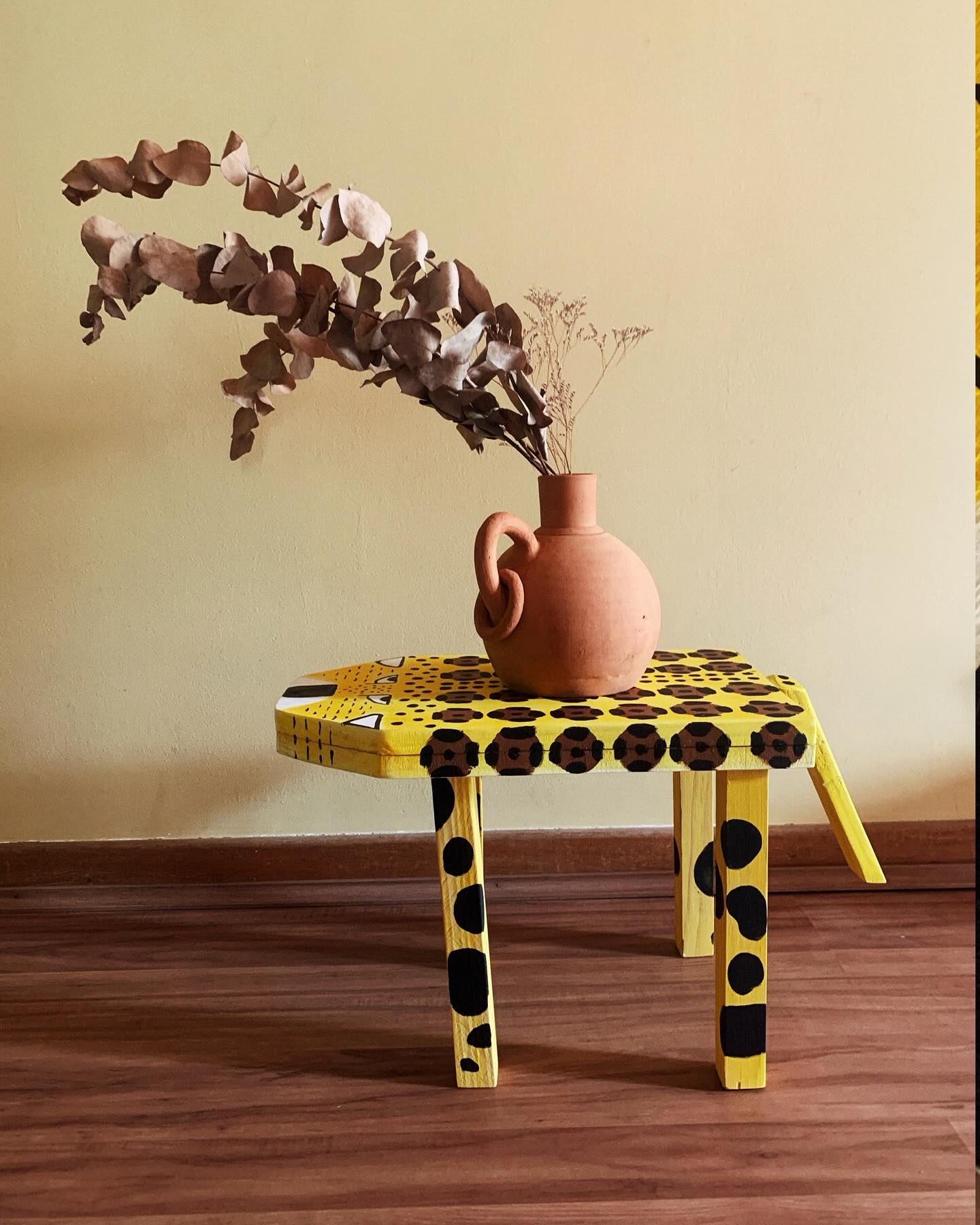 Empolgada demais com essa mistura de marcenaria e pintura 🐆✨🧡 oncinhas serão entregues às donas essa semana e já tá difícil desapegar.
O bom que ainda temos um banquinho com rabo sobrando. Pensando se fico com ele e crio minha onça própria ou se disponibilizo aqui 👀 o que acham?!
Alguém querendo entrar na lista de espera?
Marcenaria por @marianajckz - tu é demais e já tô com saudade!