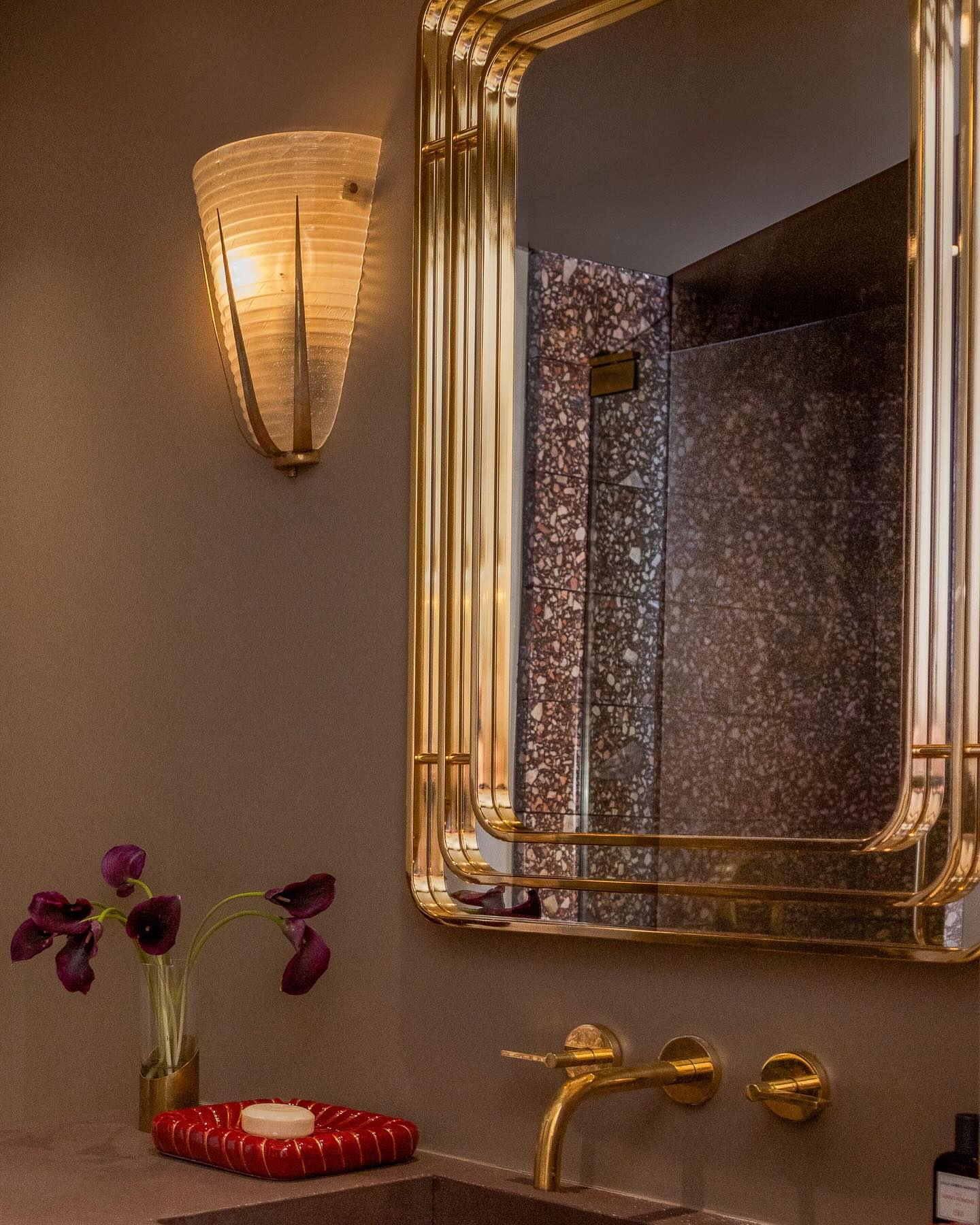 Deep cherry tones set the scene.
Our Lolita terrazzo sitting pretty in our Voyager project.
💄, Tiffany #nightpalm
Photo: @pablo.enriquez
Lolita: @concretecollaborative
#design #terrazzo #murano #glam #loo