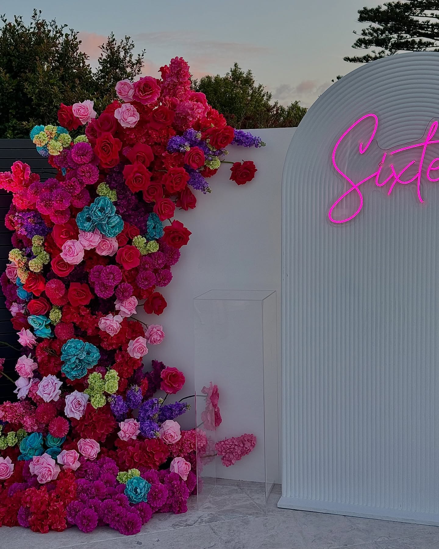 Kirijana’s 16th Birthday 🤍
Florals and props @bloomingmoments_
Balloons @balloonsbykateandross
Neon 16 @soundempirehire
#bloomingmoments #eventstyling #sydneyevents #sydneyeventstyling #eventinspo #fauxflorist