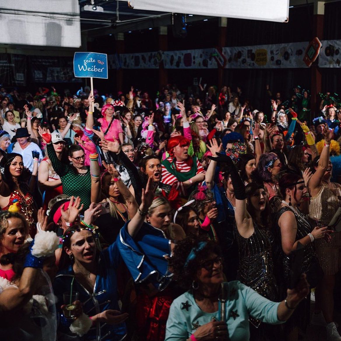 Ladies, ihr seid der absolute Hammer. 🤩
Vielen Dank an alle Besucher sowie die zahlreichen Tanzgruppen, die mit uns gemeinsam Weiberfasching gefeiert haben. Die Stimmung war der Wahnsinn und wir freuen uns schon auf die Prunksitzung heute Abend. 🎉🎉
#highighelau #hcv #heilbadheiligenstadt #karneval #fasching #fünftejahreszeit #prunksitzung #weiberfasching #weiberfastnacht