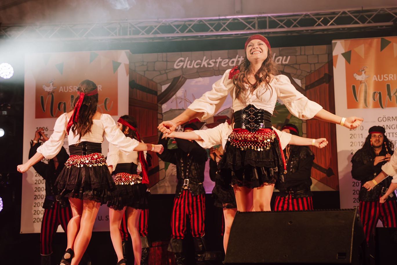 Von Freitag bis Sonntag fand in Büttstedt die 26. Narrenkonferenz statt, an der auch wir teilnehmen durften. Beim Abendprogramm am Freitag zeigte unsere Tanzgruppe „Next Generation“ ihr Können, während am Samstagabend unsere Piraten von „Heilight“ über die Bühne flogen.
Dass wir beim Umzug am Sonntag dann allesamt nass wurden, hat uns jedoch nicht gestört. Denn die Büttstedter empfingen uns am Straßenrand mit Heißgetränken und belegten Broten.
Wir bedanken uns herzlich für dieses tolle Wochenende und die Gastfreundschaft aller Büttstedter. Ihr seid klasse.
Darauf ein dreifach donnerndes Gluckstedt - HELAU! 🎉
📸 @annalisawashere
#highighelau @buettstedter_carnevalsverein