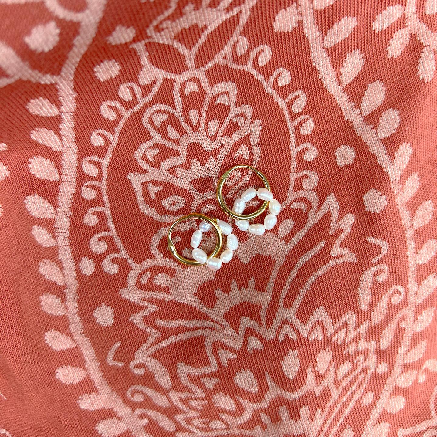Si tu aimes les boucles d’oreilles dépareillé file vite dans la boutique, je propose plusieurs modèles vendu à l’unité.
🧡 Et si tu as une question n’hésite pas à m’envoyer un tchat via le site je répond à tous vos messages.
•
•
#depareillé #frenchgirl #paris #anvers #bijoux #cool #lovemycity #bodepareillées #eshop #youpi #travel #bijouxperles #creatricebijoux #supportsmallbusiness #creole #bijouxdujour #parisiennegirl #bienvenue #jaimemonmetier #happy #alhenabijoux