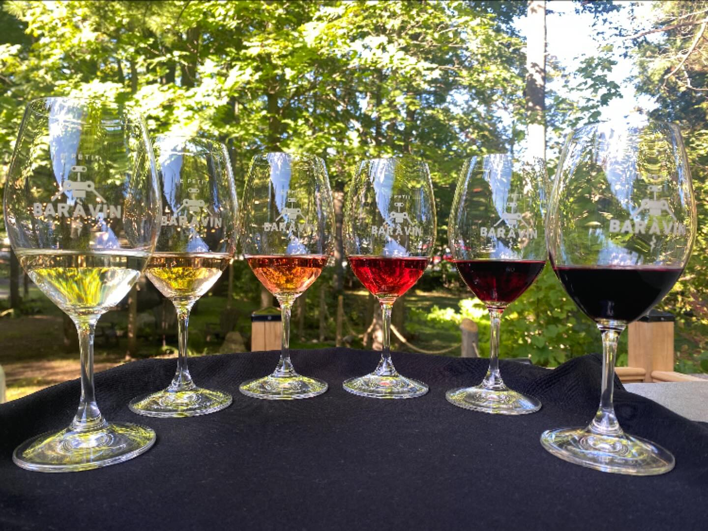 SOIRÉE COLORIS AUTOMNAL / FALL RHAPSODY EVENING
Jeudi le 17 octobre
18 à 23h
https://www.petitbaravin.com/evenements
Venez célébrer le coloris automnal autour d’une sélection de vins toute en couleur du @petitbaravin, et de grillades (viande / végé), sandwich de porchetta et salade de chez Roberto Pizza Romana. / Join us in celebrating the Fall Rhapsody and enjoy a Colourful Wine Tasting from @petitbaravin as well as Skewers on the Barbie, Porchetta Sandwich and Salad from Roberto Pizza Romana.
Live Music
Billet / Ticket: 37$
Incluant une consommation, 3 brochettes, sandwich porchetta et salade / Including first drink, 3 skewers, porchetta sandwich, salad
https://www.petitbaravin.com/evenements