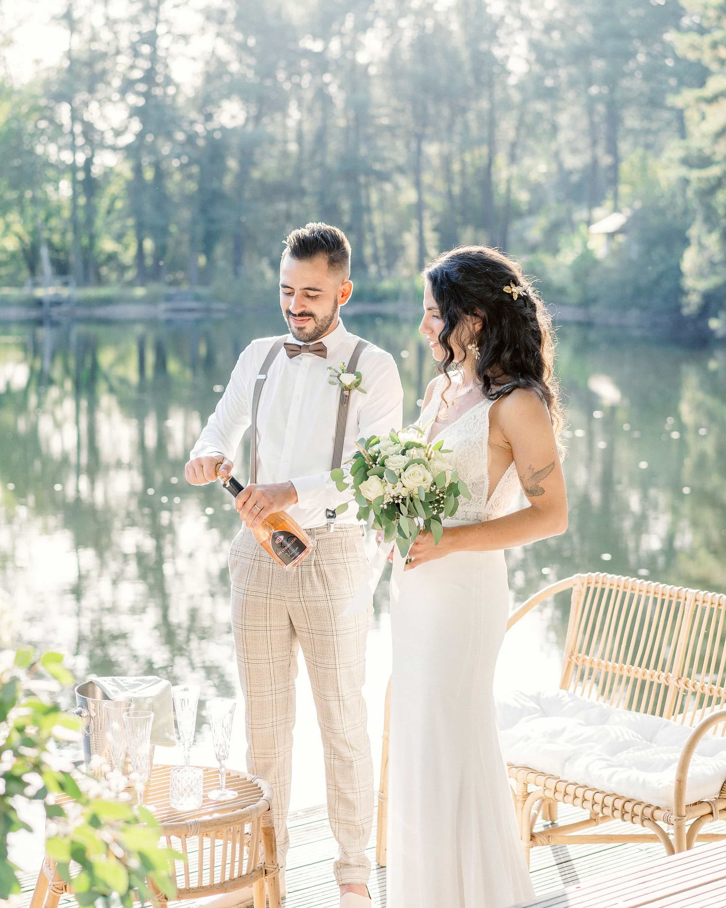 🌿✨ Deux cœurs se sont unis en pleine nature.
Découvrez un cadre enchanteur pour célébrer l’amour sous le signe de l’éternité.
Lieu : @parentheses.imaginaires
Organisation : @hamon.events
Vidéaste : @appelezmoimadame_weddingstory
Photographe : @clemencearesu_weddings
Art floral : @estellefleuristefreelance
Mise en beauté : @maisondivinemm
Mobilier : @magnolia_evenements
Art de la table : @options_bordeaux
Décoration : @marlenecreation
Bijoux : @sautoiretpoudrier
Robes : @appelez_moi_madame_bergerac
Wedding cake : @cakebaby24100
Boisson : @cloitredescordeliers
#weddinginspiration #wedding #frenchweddingplanner #frenchwedding #mariage2025 #mariage2026 #organisationmariage #weddingplanner #dordogne #sudouest #france