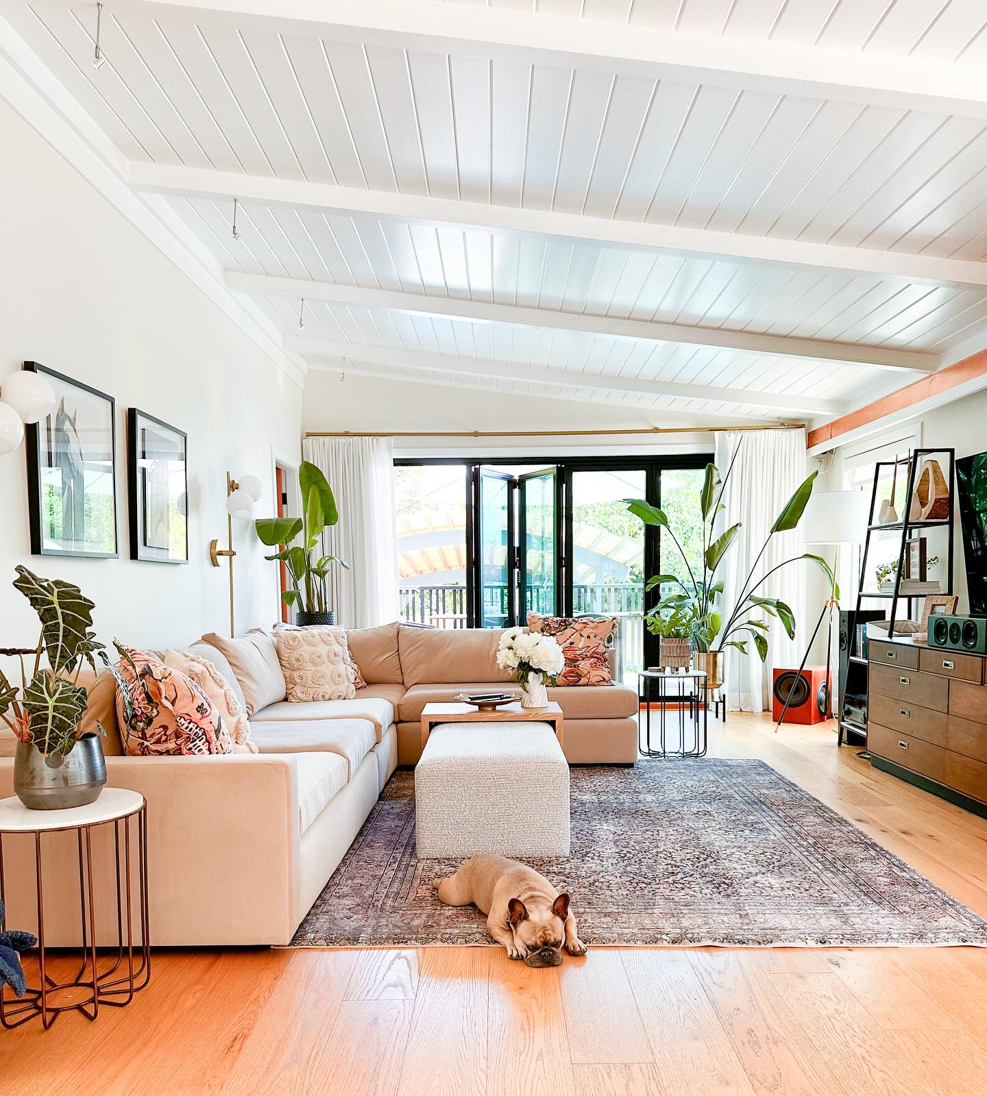 My house lately. Clean and ready for some socializing in the sun, poolside. ☀️