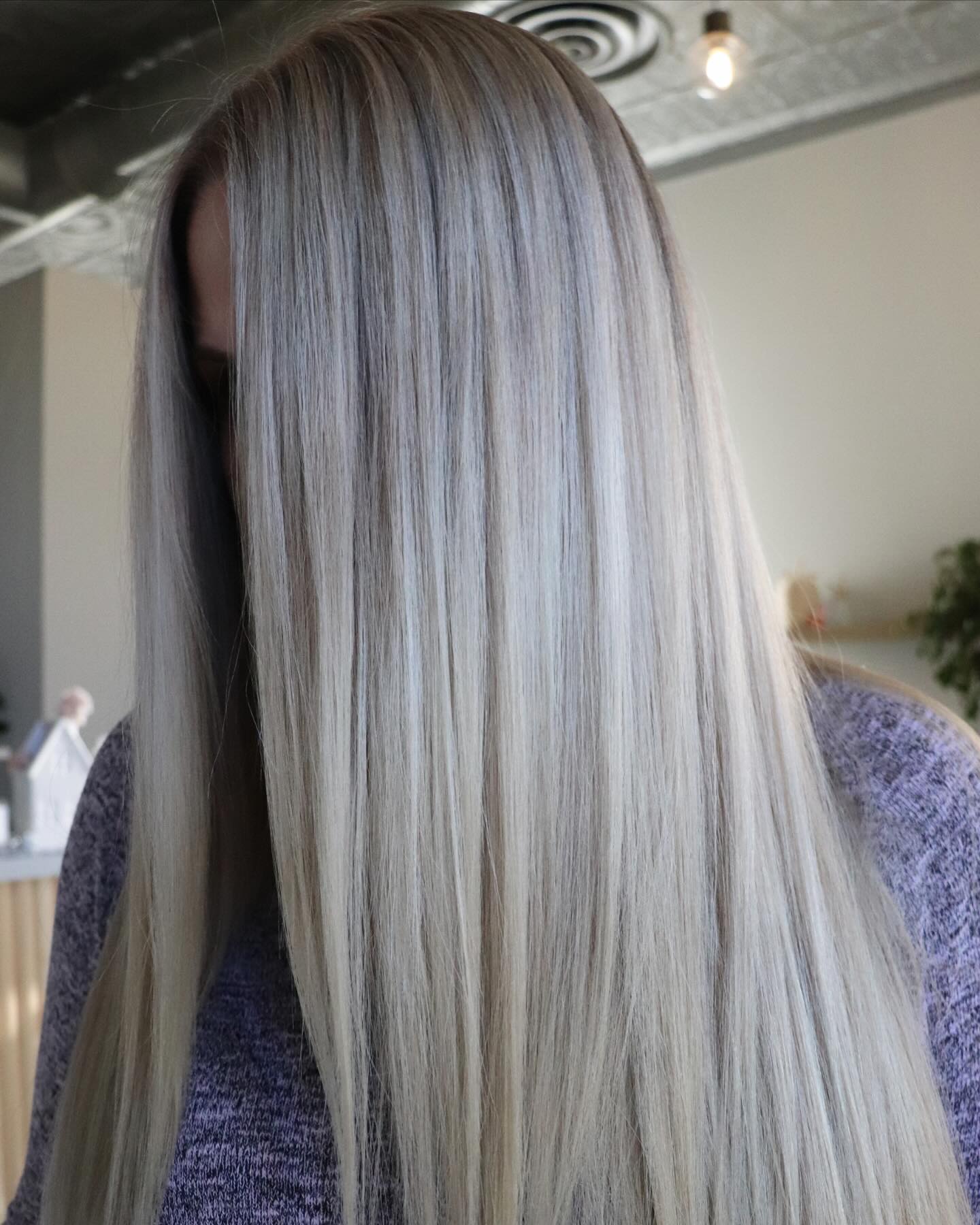 Beautiful blended blonde by @liamangela.hair π€
.
.
#yychair #yychairstylist #yycsalon #yycblonde #foxandmaneyyc #blondehair #foilayage