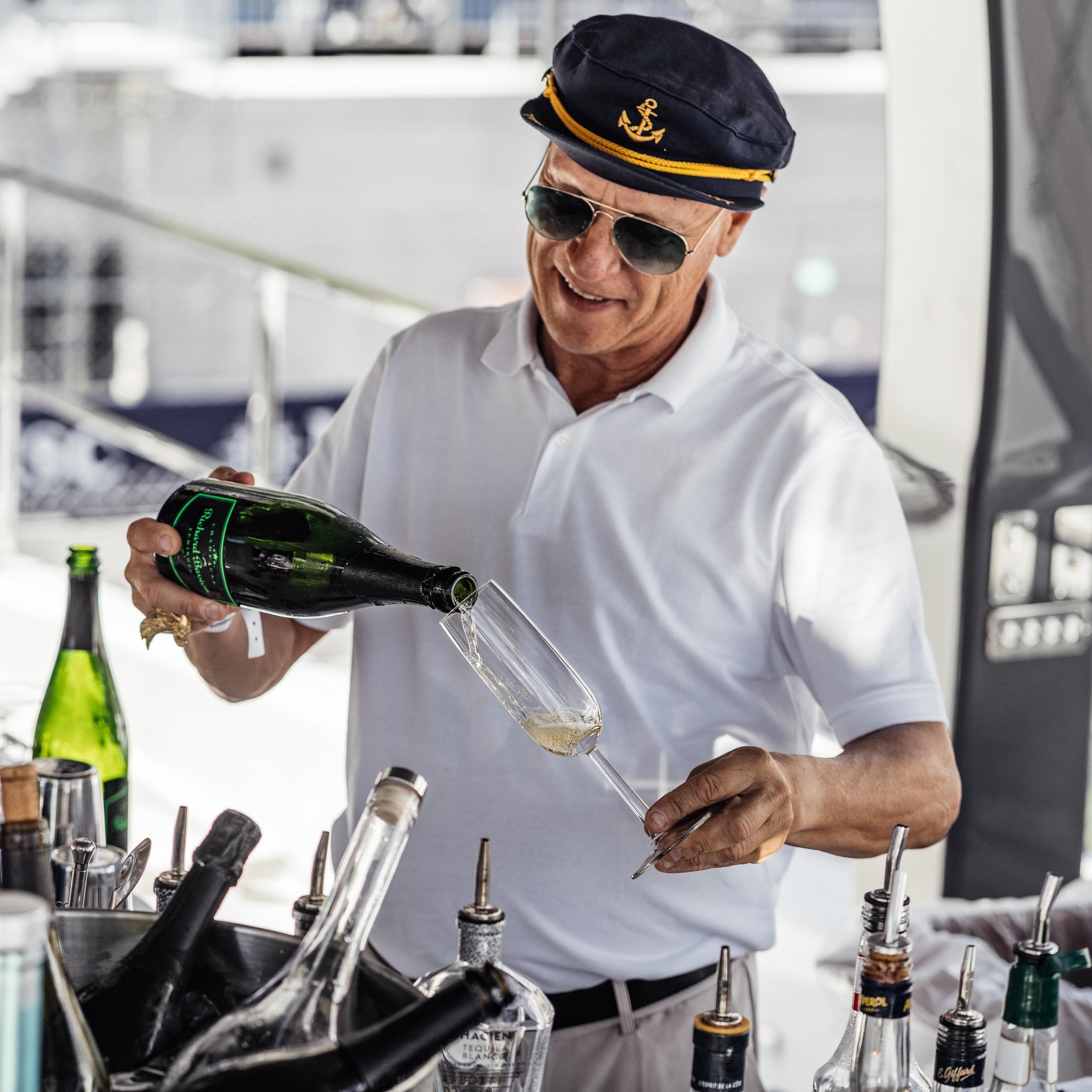 Captain pops the bottles and pours: the Premium Cuvée, a perfect blend of freshness and lightness. To enjoy the days under the sun on deck ☀️🥂
__
#champagne #monaco #yacht #yachting #yachtingclub #montecarlo #champagnelife #champagnelovers #richardbavion #premiumchampagne