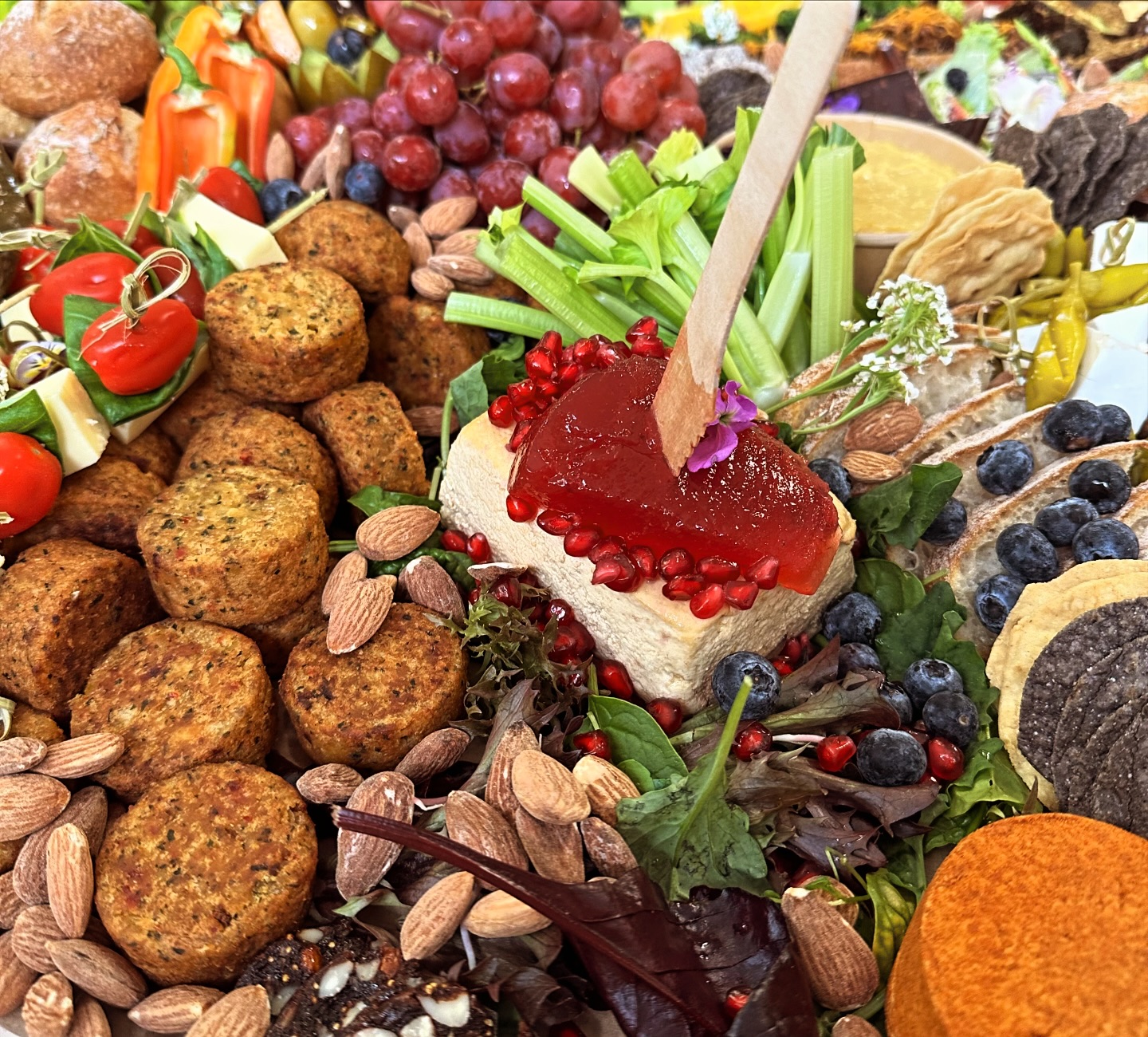 🥦🥕Today is for the Vegans… Deliciousness without an ounce of dairy or meat can still make a great grazing table feast 🍴🥢… #veganfood #veganfoodie #grazingplatters