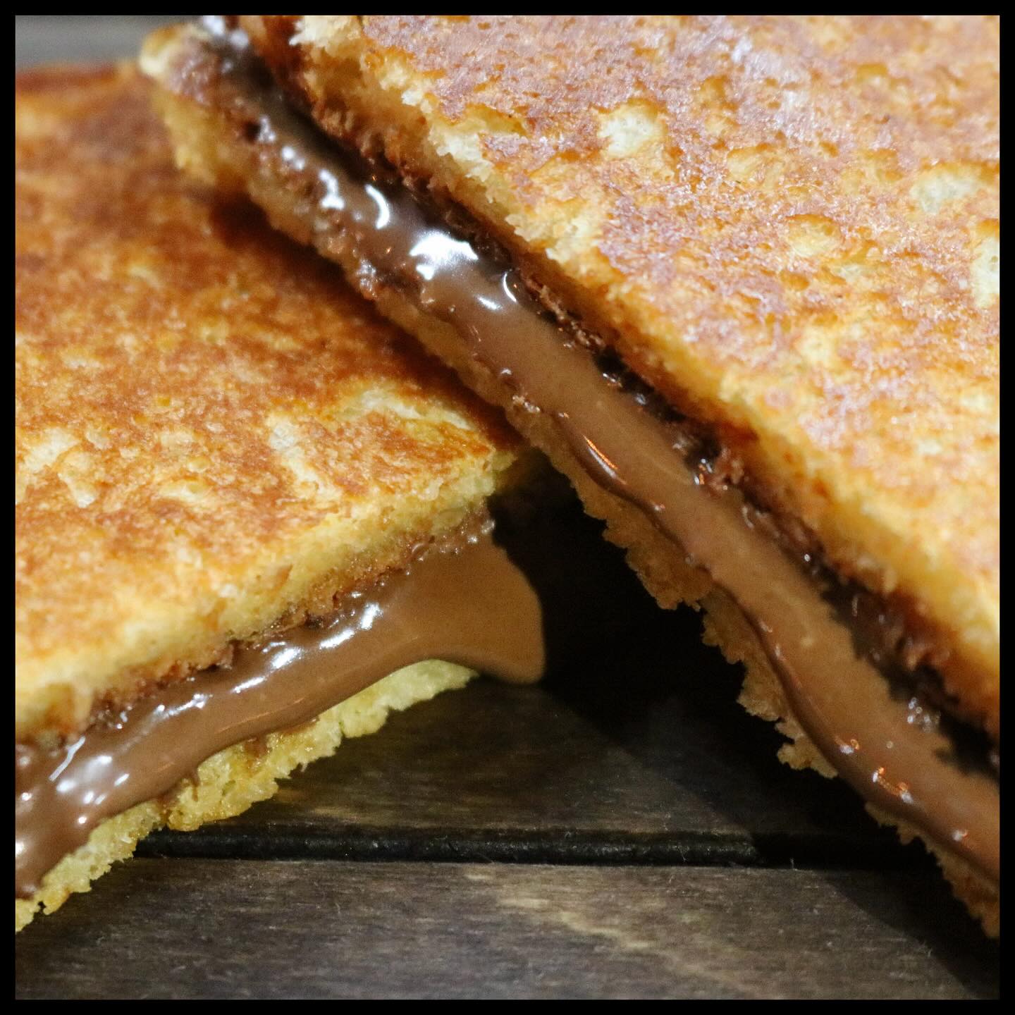 On a qu’une envie : croquer dedans à pleines dents 🤤🫠
Le "CROQUE NUT’"
"COME HUNGRY LEAVE HAPPY"
