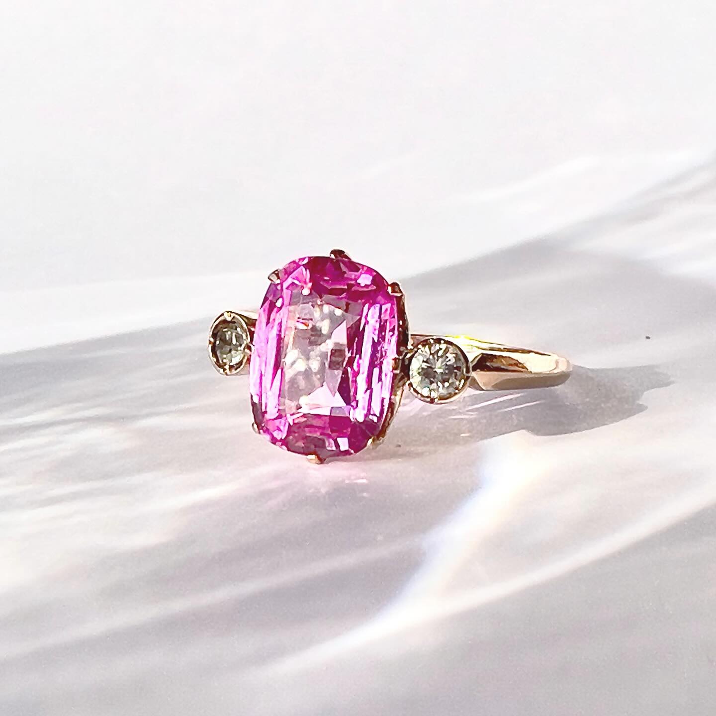 A beleza do espinélio rosa para encerra o mês da prevenção do câncer de mama. Você já fez os seus exames preventivos? #outubrorosa #cancerdemamatemcura #espineliorosa #joiasdeouro #altajoalheria