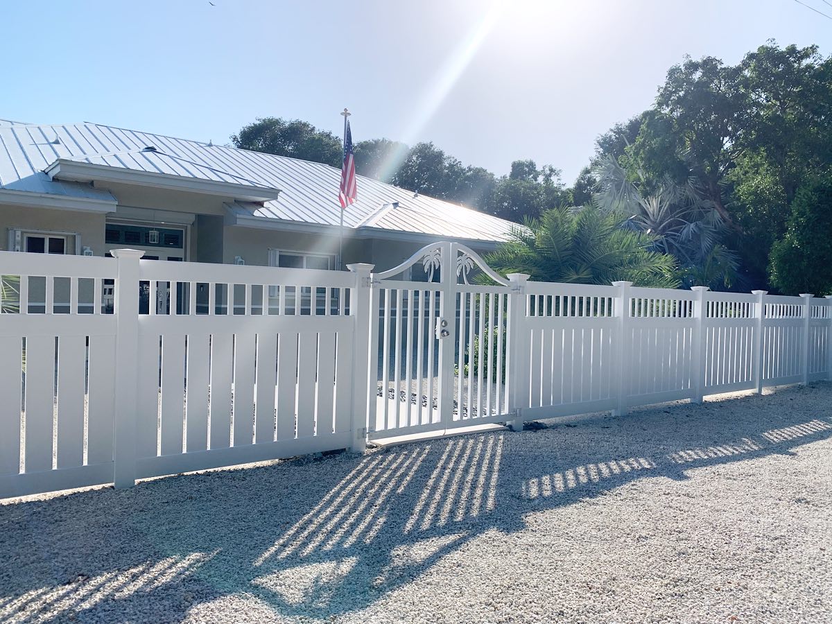 Combination of two PVC styles—semi private on bottom with closed picket top. Together with a custom aluminum entry gate resulted in a design unique to their home. Great collaboration with a wonderful family!
#pvcfence #aluminumgate #customfence #knowafenceguy #knowafenceco