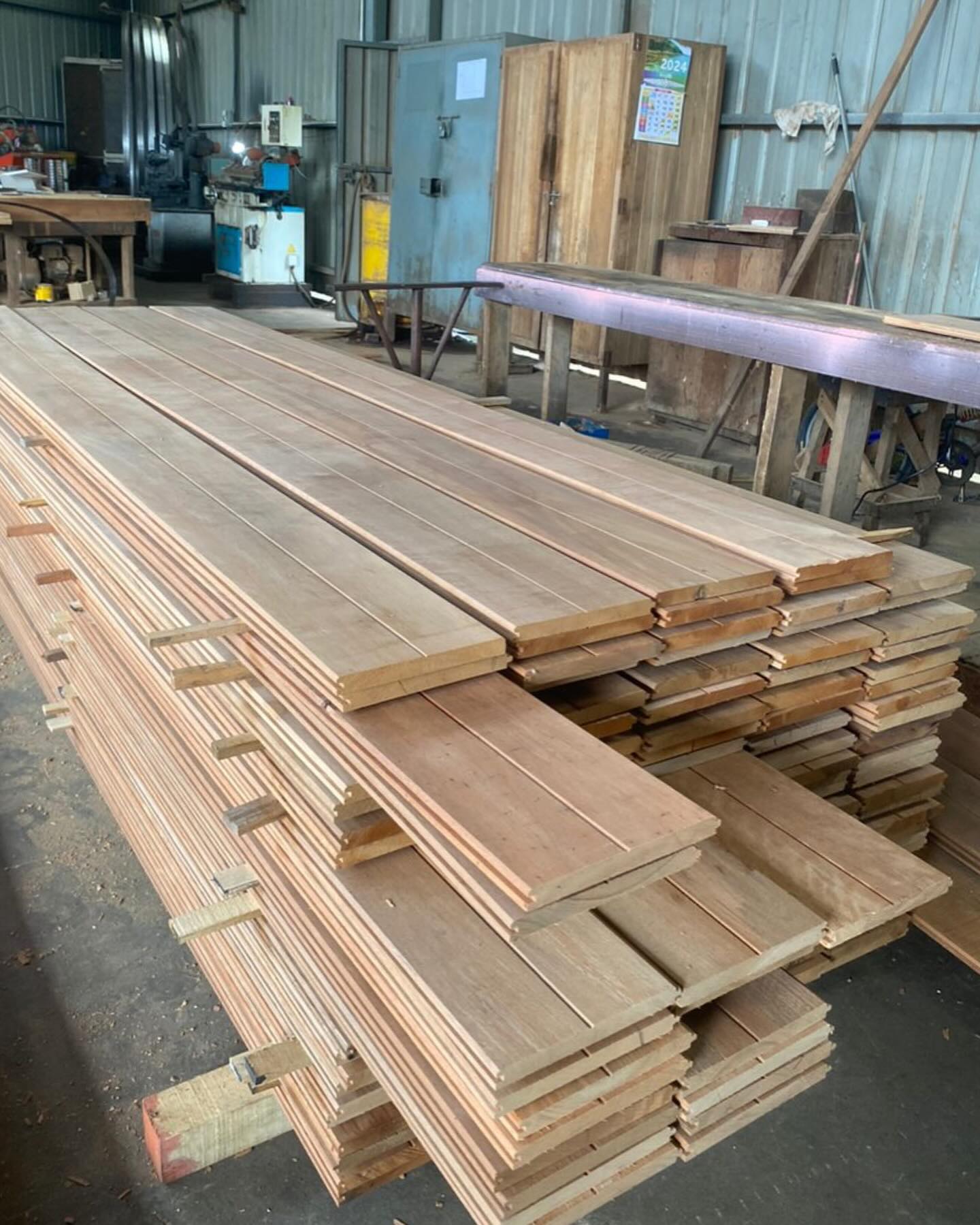 Durian Batu 1x8 (T&G/V), length 8ft and up 🪵
Learn more at www.lnbwood.com or call 03-60382799 ☎️
•
•
#lnbwoodbase #malaysiawood #tropicalwood #hardwood #hardware #durianbatu #meranti #merbau #mersawa #woodsupply