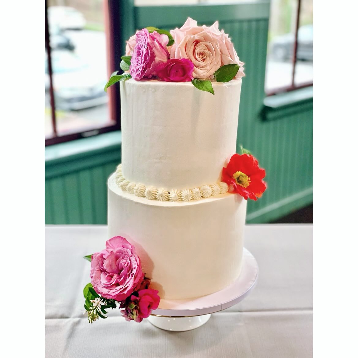 Congratulations to Jackie and Spooner on their beautiful marriage! Thank you for allowing me to be a part of your special day. What an honor! This tall gal was six layers of red velvet cake with a silky cream cheese frosting interior and a vanilla buttercream exterior. 🩷🩷