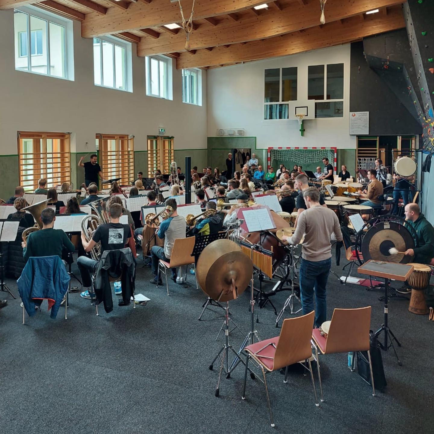 Öffentliche Probe ☑️
Der Blasorchesterwettberb des @oebv_oebj in Grafenegg rückt immer näher und wir freuen uns, dass wir unser Programm vergangenen Sonntag vorher noch vor Publikum spielen durften. Vielen Dank allen Besucher:innen fürs Kommen und das Feedback! ✨😄🎶
@blasmusikverbandtirol
#wettbewerb #bpho #sinfonischesblasorchester #register #aufführung #probenzeit #blasmusikverband #vollereinsatz