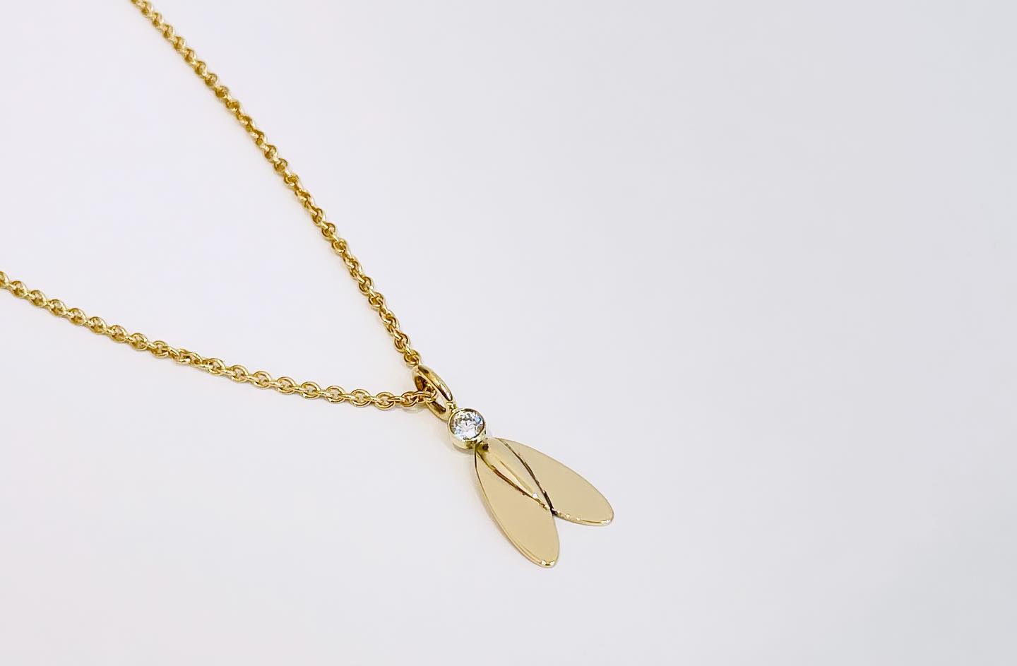 ✨Firefly✨ Diamond Pendant Necklace 18 Karat Yellow Gold seen @demainsdemaitresluxembourg #new #design #firefly #gold #diamond #pendant #necklace #handmade #jewellery #luxembourg #romycollejewellery #lucky #charm