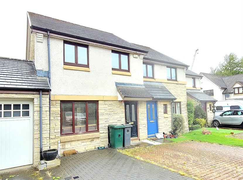 For sale. Green park. Edinburgh. Eh17. 3 bed house. Link below : ⬇️
https://www.chrisslingproperties.com/gp42028052
A highly desirable terraced villa located in a quiet cul-de-sac on this sought after development alongside Liberton Golf Club. It is situated in easy reach of local amenities and regular bus routes, it forms part of a popular residential area and offers spacious, well-maintained accommodation.