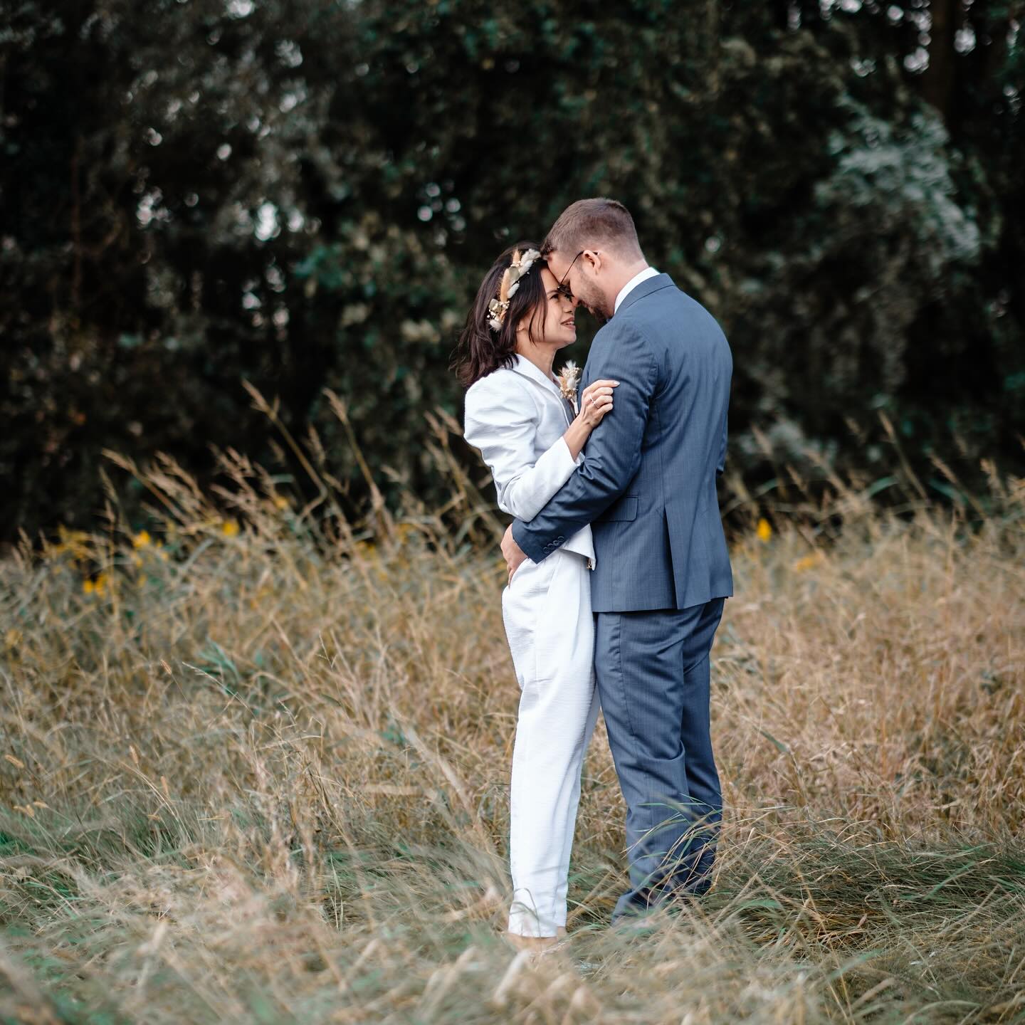 MODERN | ELEGANT WEISS | STANDESAMT | LIEBE ✨
***
Wir sind einfach so verliebt in diese schönen Erinnerungen die wir für euch festhalten dürfen 🥹🤍
.
.
.
#menima.fotografie #standesamtlichetrauung #standesamt #elegantwedding ##modernbride #hochzeitsfotografnrw #hochzeitsfotografie #hochzeitsfotos #hochzeitsinspiration #heiraten #braut #bridetobe #hochzeitunna #dortmund #standesamtunna #gracefulbrides #bridetobe #autumnwedding #loveandwildhearts #weddingplaner #weddingdayready #loveandlight #destinationweddingphotographer #bohoglam #voguewedding #fujifilmxphotographer #photographercouple #bridedress #weddingdecor #hairandmakeup