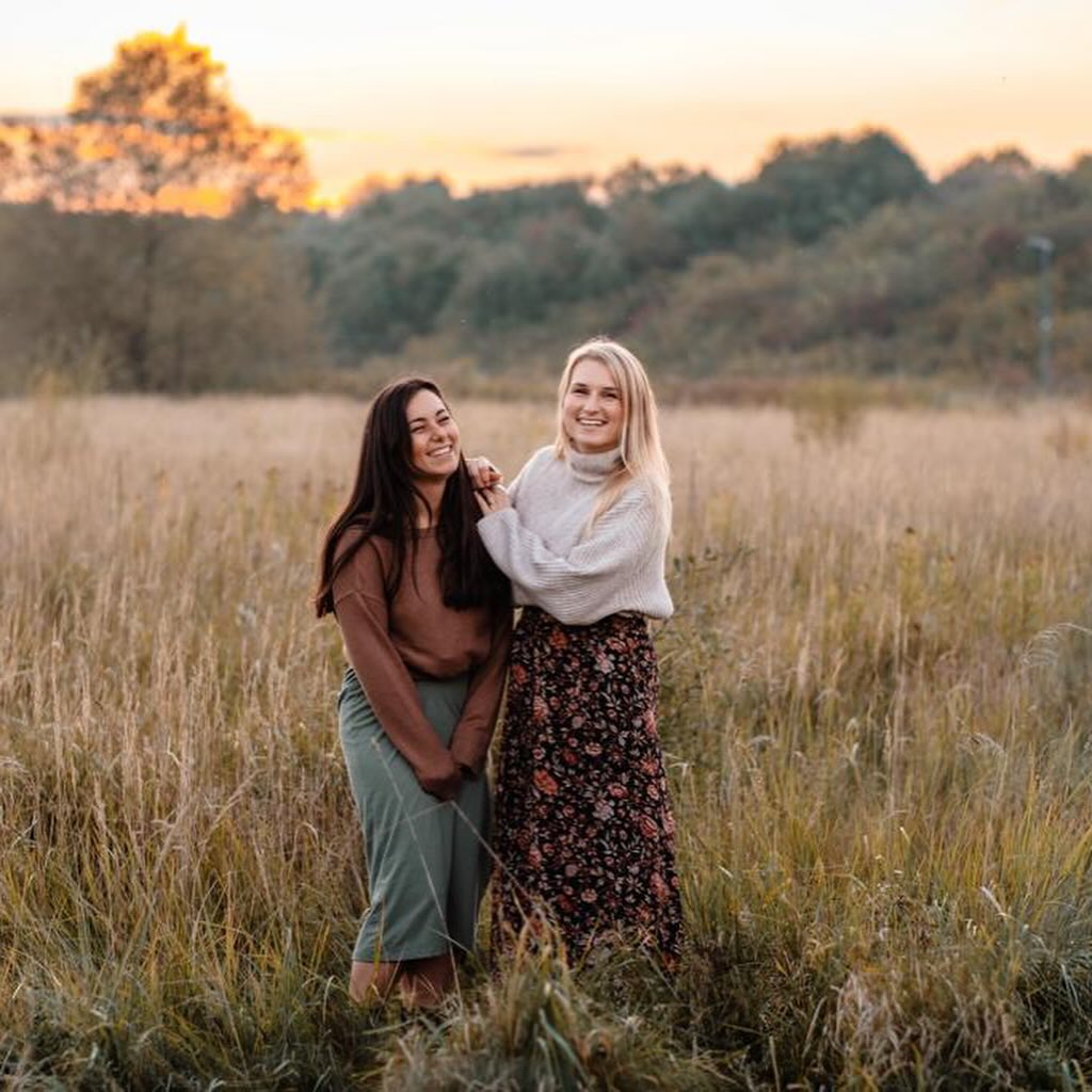 Hey, schön das du da bist 🧡 Wir sind Nina und Melanie. Hochzeits- und Familienfotografinnen, reisebegeistert und absolute Familienmenschen.
# Wir lieben Kaffee ☕️
# Sagen häufiger mal im selben Moment die gleichen Dinge 😅Was die Menschen um uns gern hier und da immer wieder zum schmunzeln bringt.
# Wir sind immer im Doppelpack für euch unterwegs, um so die schönsten Augenblicke einzufangen. Eure Geschichten fotografisch festzuhalten ist für uns einfach magisch ✨
# Wir lieben Pferde und waren schon in der Kindheit Pferdemädchen🧡
Wer bist du und was macht dich aus?
Wir freuen uns jetzt schon sehr von dir zu lesen 🫶🏻
***
#vorstellung #menimafotografie #wersindwir #werseidihr #erzähltmal #hochzeitsfotografie #hochzeitsfotograf #hochzeitsfotografin #hochzeitsfotografnrw #vorstellungsrunde #nordrheinwestfalen #dortmund #hamm #unna #münster #hochzeitsfotos #weddingphotography #weddingphotographer #freietrauung #trauung #familyshooting