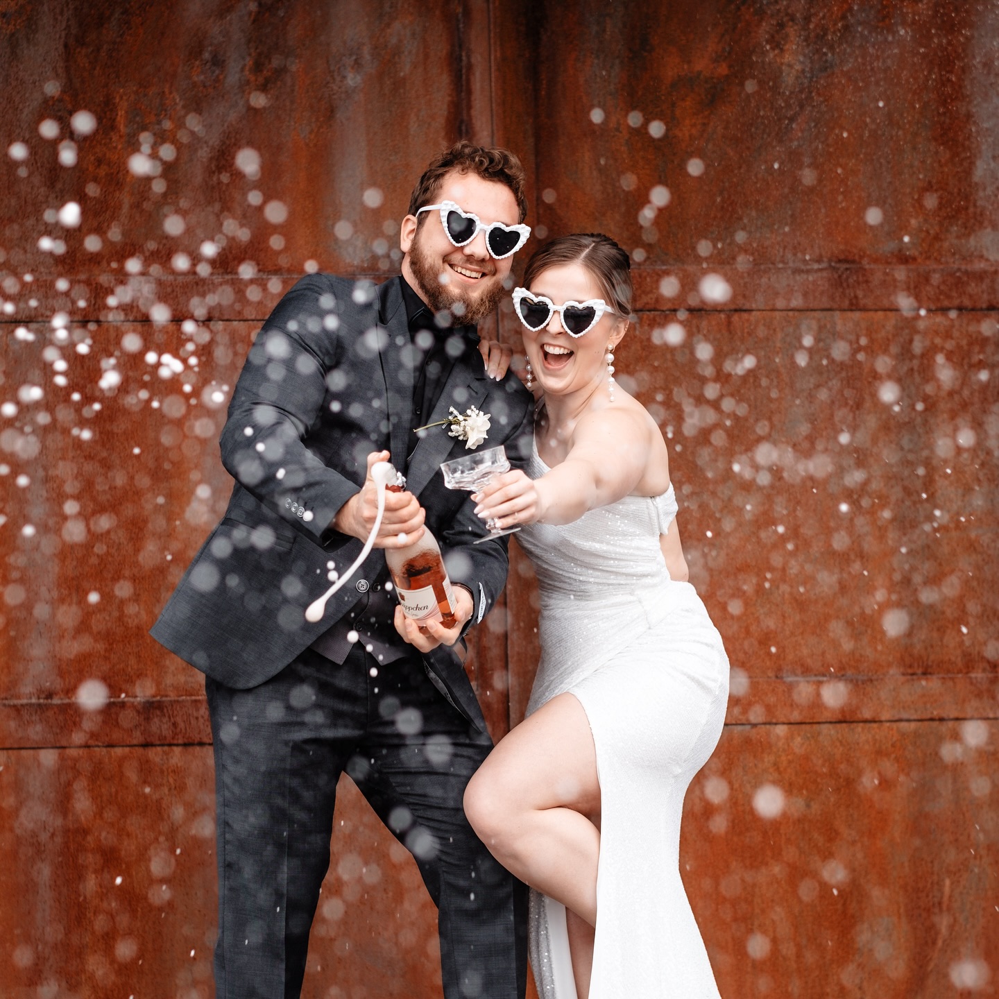 Was eine coole Aktion mit euch beiden.
Es hat wirklich viel Spaß gemacht ❤️
***
Fotografie: @menima.fotografie
Location: @glashuette_bramsche
Floristik: @karinwilbertblumen
Brautkleider/Anzüge: @brautschoen
Styling: @carolinkuhr_hairstyling & @detailverliebt.brautstyling
Planung: @rosemitherz & @dieeventwerkstatt
#weddingday #weddingdress #weddingphotography #fotografnrw #hochzeitsfotografnrw #hochzeitsinspiration #weddingplannergermany #barnwedding #brideandgroom #loveandwildhearts #weddingparty #sparklerexit #weddingideas #bridestyle #weddingindoor #happybride #brideparty #fujixt4 #fujiphotography #weddingteam #bridetobe #weddingdayphoto #realwedding