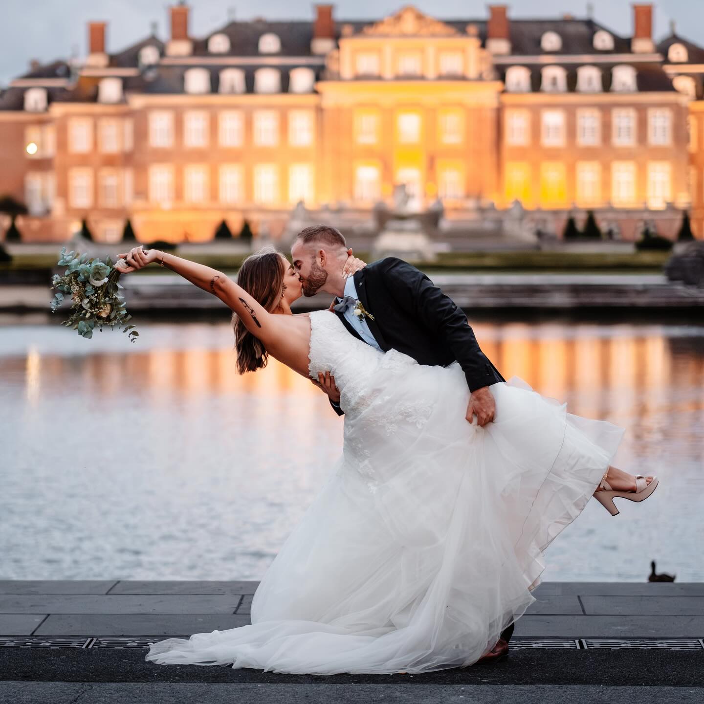 Erinnerungen an ein wunderbares Shooting. 🤍
Wir können einfach nicht in Worte fassen, wie sehr wir uns schon wieder auf die kommende Hochzeitssaison und all unsere Brautpaare freuen. 🫶🏻
Heiratet ihr auch und sucht noch die perfekte begleitung für euren großen Tag?
***
#hochzeitsfotografie #hochzeitsfotografnrw #menimafotografie #hochzeitsinspiration #hochzeitsreportage #soulmates #hochzeitsfotografin #schlossnordkirchen #paarshooting #brautpaar #bönen #nordkirchen
#bridetobe #weddingglam #weddingdress #weddingplanner #weddingstyle #weddingday #weddingmakeup #beautifulwedding #destinationwedding #realwedding #hochzeitskleid #happybride #hochzeit #hochzeitsfotos