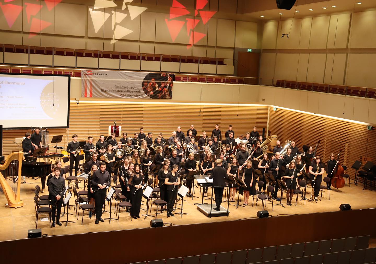 Noch ein kleiner Rückblick in Bildern auf unseren Auftritt am Wochenende beim ÖBV Blasorchesterwettbewerb der Höchstufe, bevor wir euch gerne zu unserem nächsten Projekt wieder in Osttirol einladen möchten. 🎺🎼🎷🥁🪈
🗓️Save the date: Neujahrskonzert am 6.1.2024 um 20.00 im Stadtsaal Lienz #seidabei
©️ Fotos u.a. ÖBV
#danke #rückblick #musikverbindet #bpho #grafenegg #wettbewerb #supertruppe #öbv #blasmusikverbandtirol #neujahrskonzert #savethedate