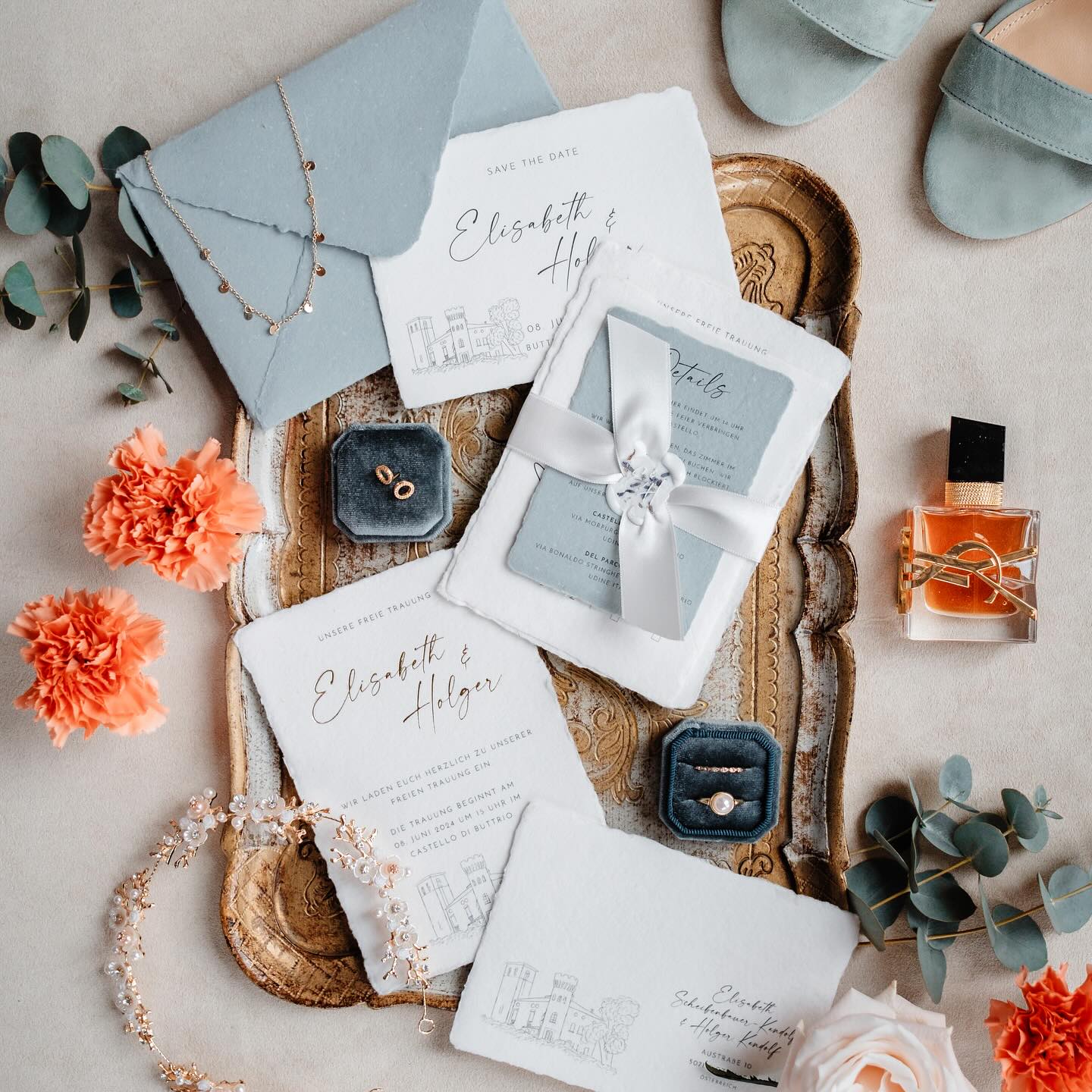Flatlay 🧡
Wenn wir euch am Tag eurer Hochzeit schon beim Getting Ready begleiten gehört das legen das Flatlays einfach dazu, denn damit beginnt eure persönliche Geschichte 🫶🏻
Dazu bekommen all unsere Brautpaare die wichtigsten Infos vorab in unserem Style Guide 🧡
#flatlay #flatlays #flatlayphotography #flatlayoftheday #weddingring #weddinginspiration #hochzeitstag #hochzeitsplaner #weddingplanner
#reportagephotography #weddingphotography #weddingphotographer #hochzeitsfotografie #hochzeitsfotograf #memories #hochzeitsfotografnrw #hochzeitsfotos #fotografhamm #fotografdortmund #hochzeitsreportage #gettingready #bridetobe #hochzeit2024 #hochzeit2025 #lookslikefilm #belovedweddingstories #realwedding #heirateninnrw