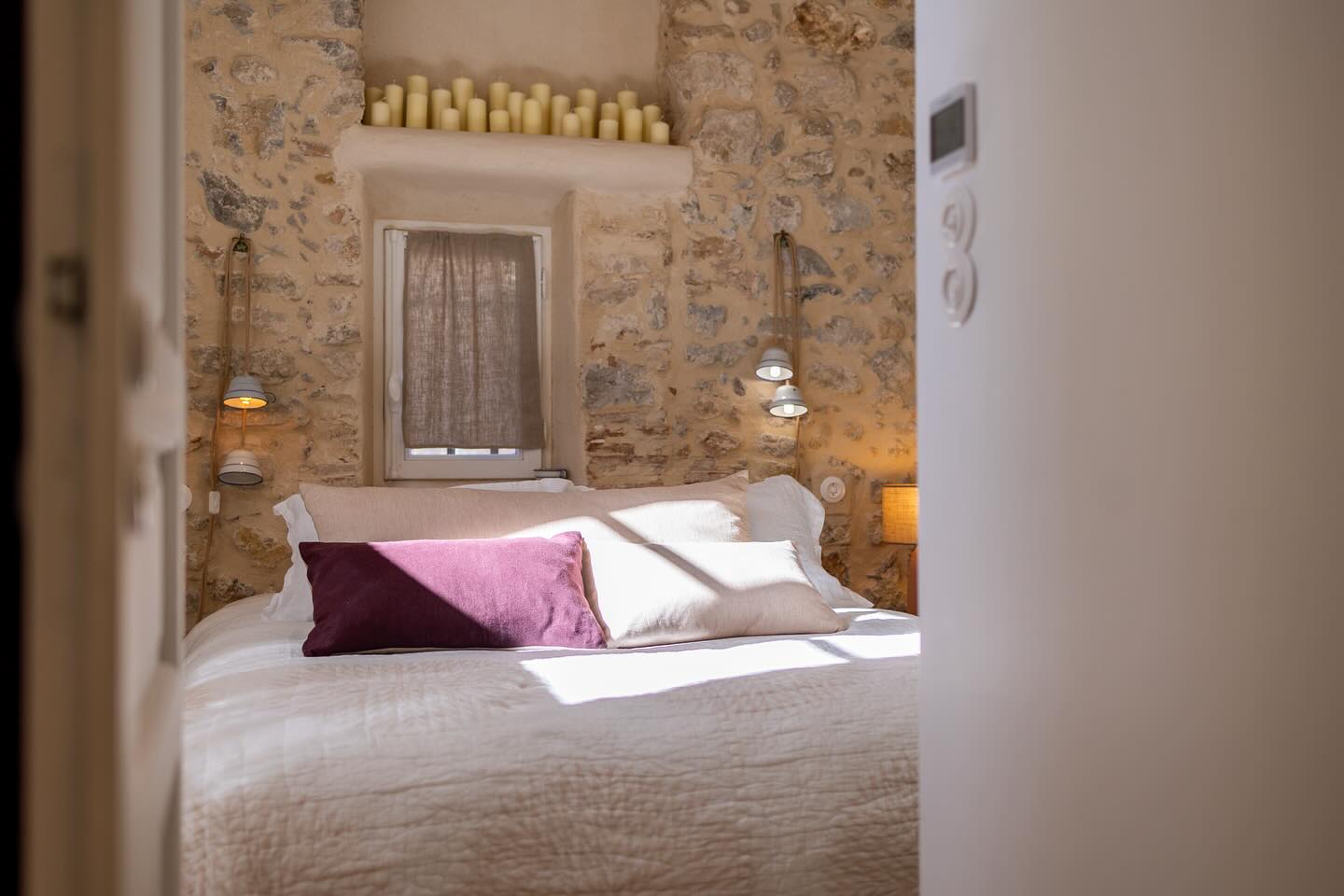Finally, the moment we were waiting for! The reveal of our newly renovated part of La Maison LONG, called “Voûtes en Ogives” side! It took a lot of energy, but we are now open for reservations. We can’t stop watching the wonderful light creations from @atelier_du_relooking, a pure provençal inspiration 🩷 #lamaisonlong #bedroommakeover #southoffrance #ollioules 📸 @by_lucart