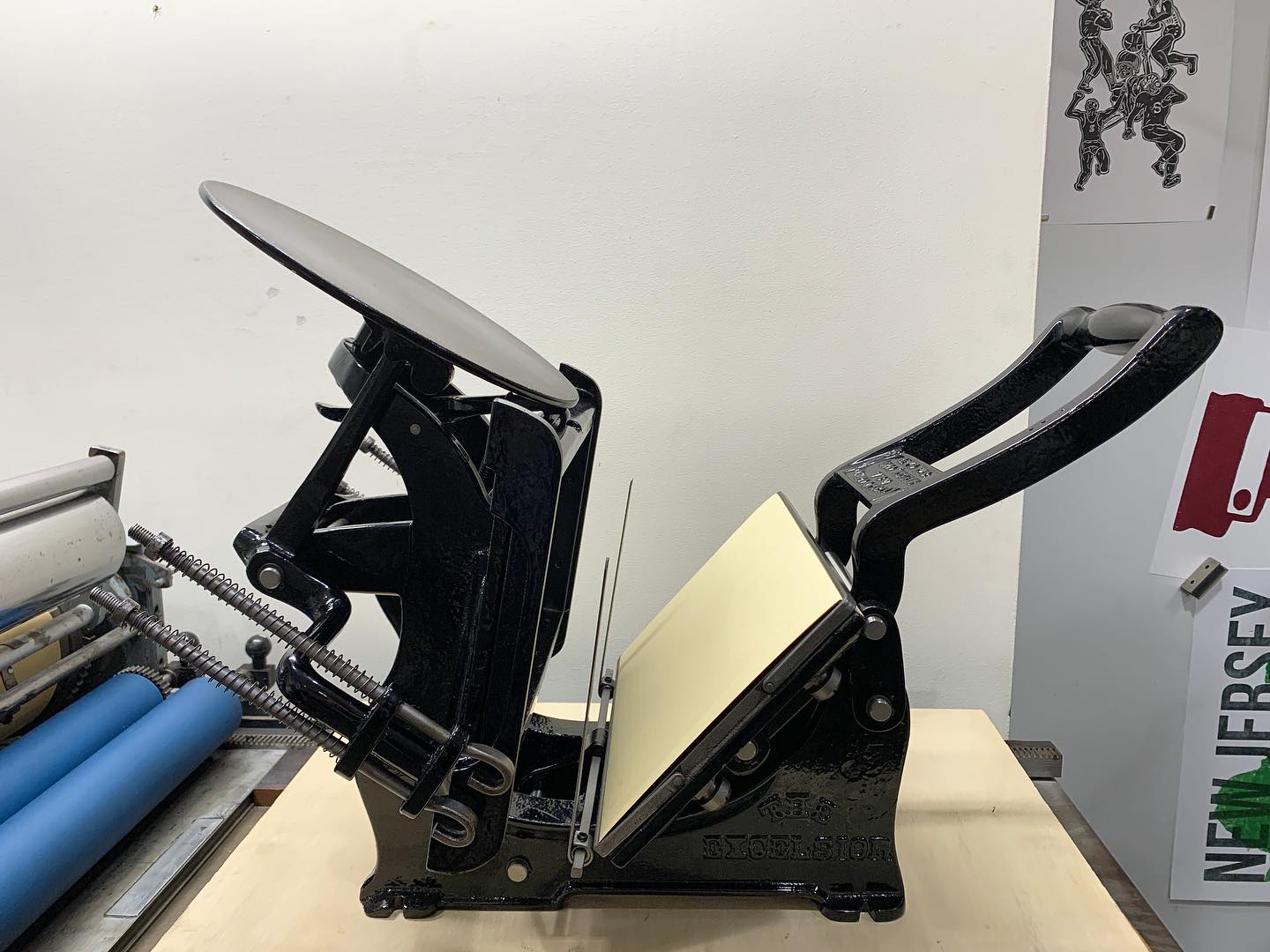 A reconditioned 6x10 Kelsey Excelsior platen press off to its new home with @invitobella! #starkpressco #pinklinepress #printnj #printingpress #letterpress #kelseypress #platenpress #printing #printer #print #typehigh #printmaking #pressrestoration #pressmechanic #nospaceintheshop